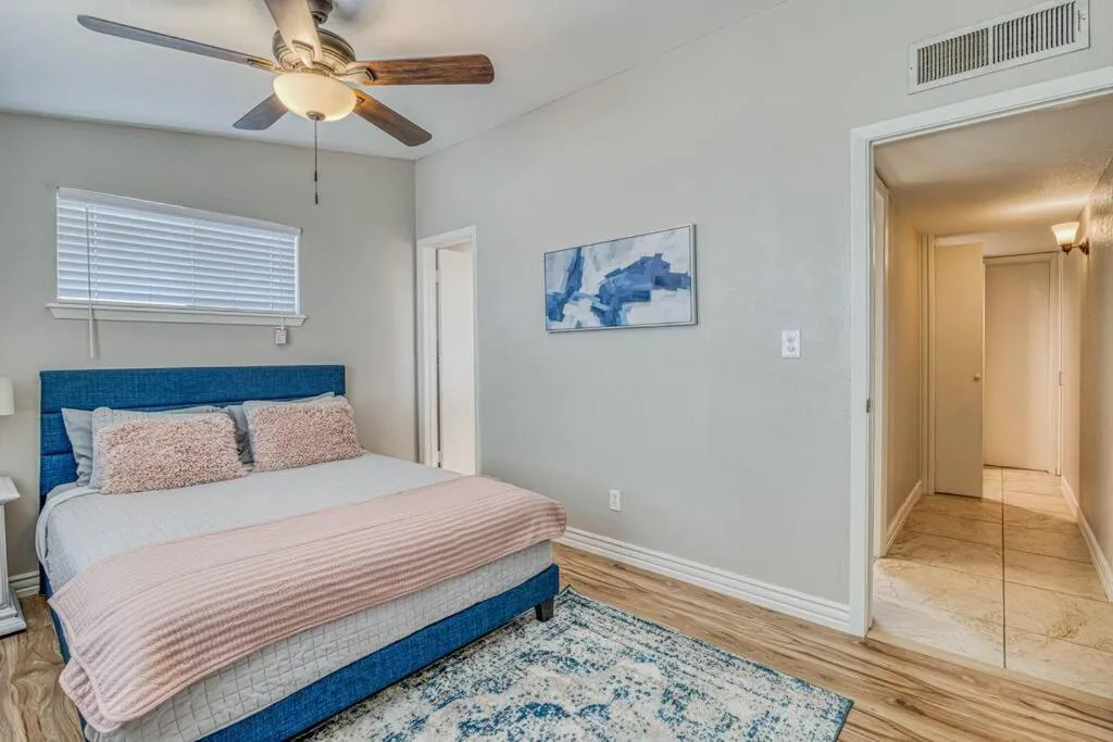 Bed in The Hummingbird Sunset Home, West Side