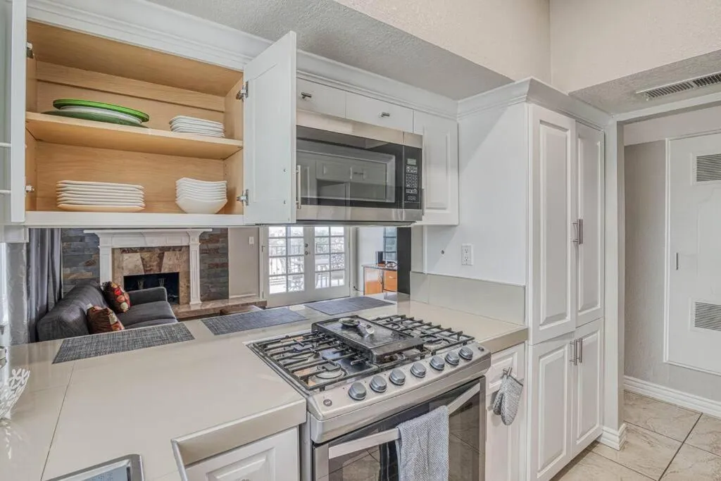 Kitchen or kitchenette in The Hummingbird Sunset Home, West Side