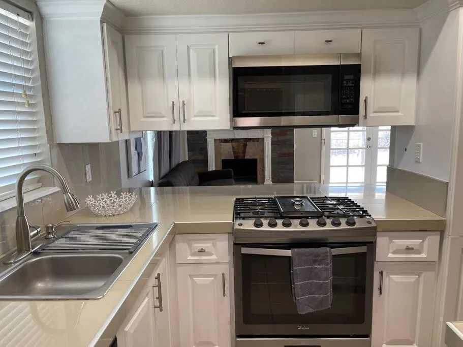 Kitchen or kitchenette in The Hummingbird Sunset Home, West Side