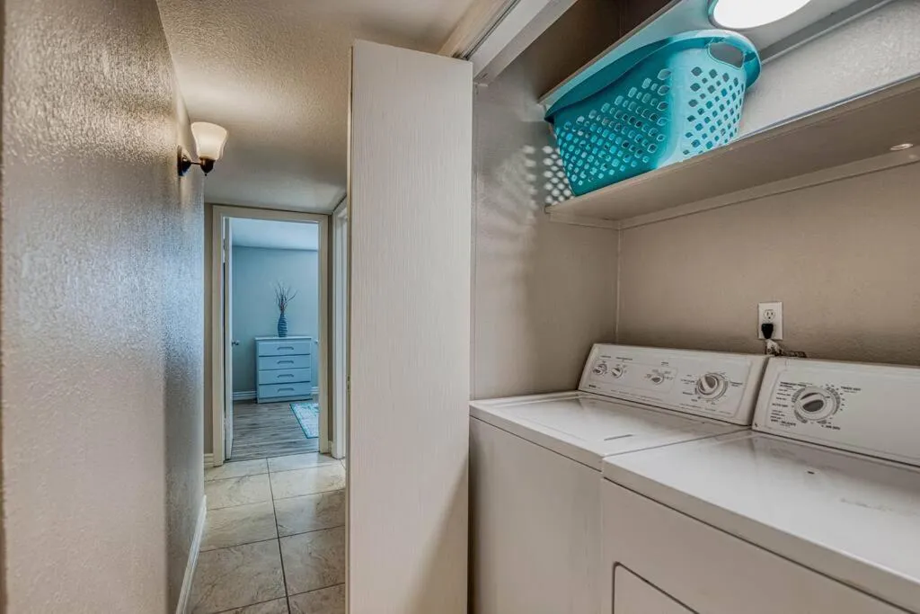 laundry in The Hummingbird Sunset Home, West Side