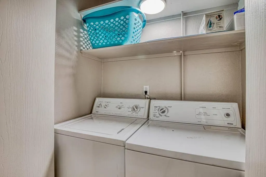 laundry in The Hummingbird Sunset Home, West Side