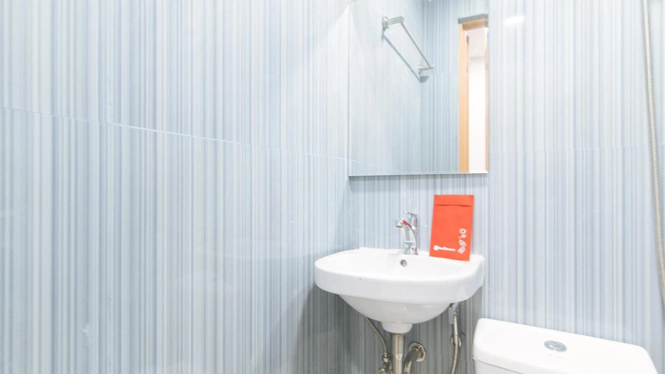 Shower in RedDoorz @ El Grande Inn Santa Cruz Manila