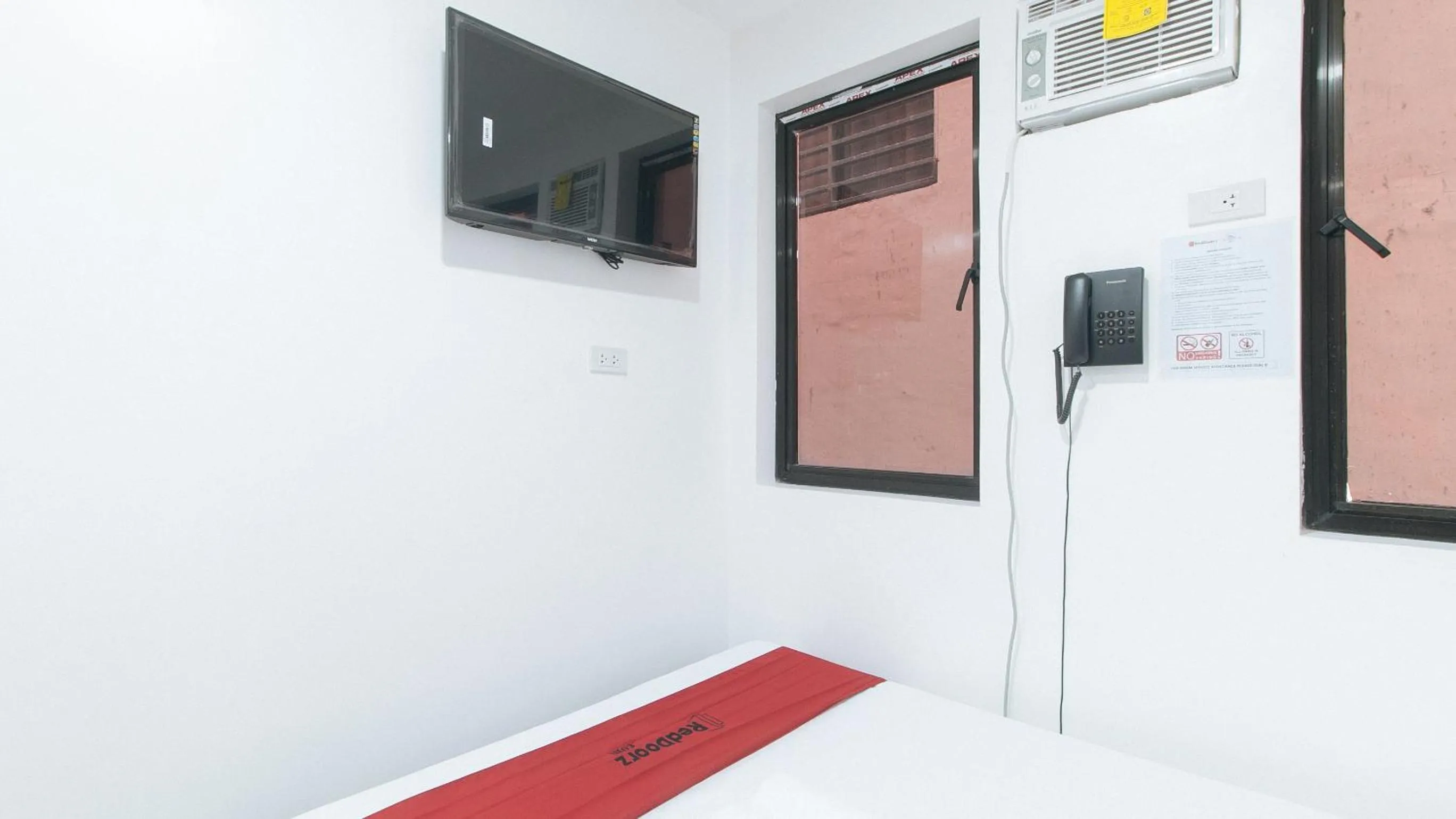 TV and multimedia in RedDoorz @ El Grande Inn Santa Cruz Manila