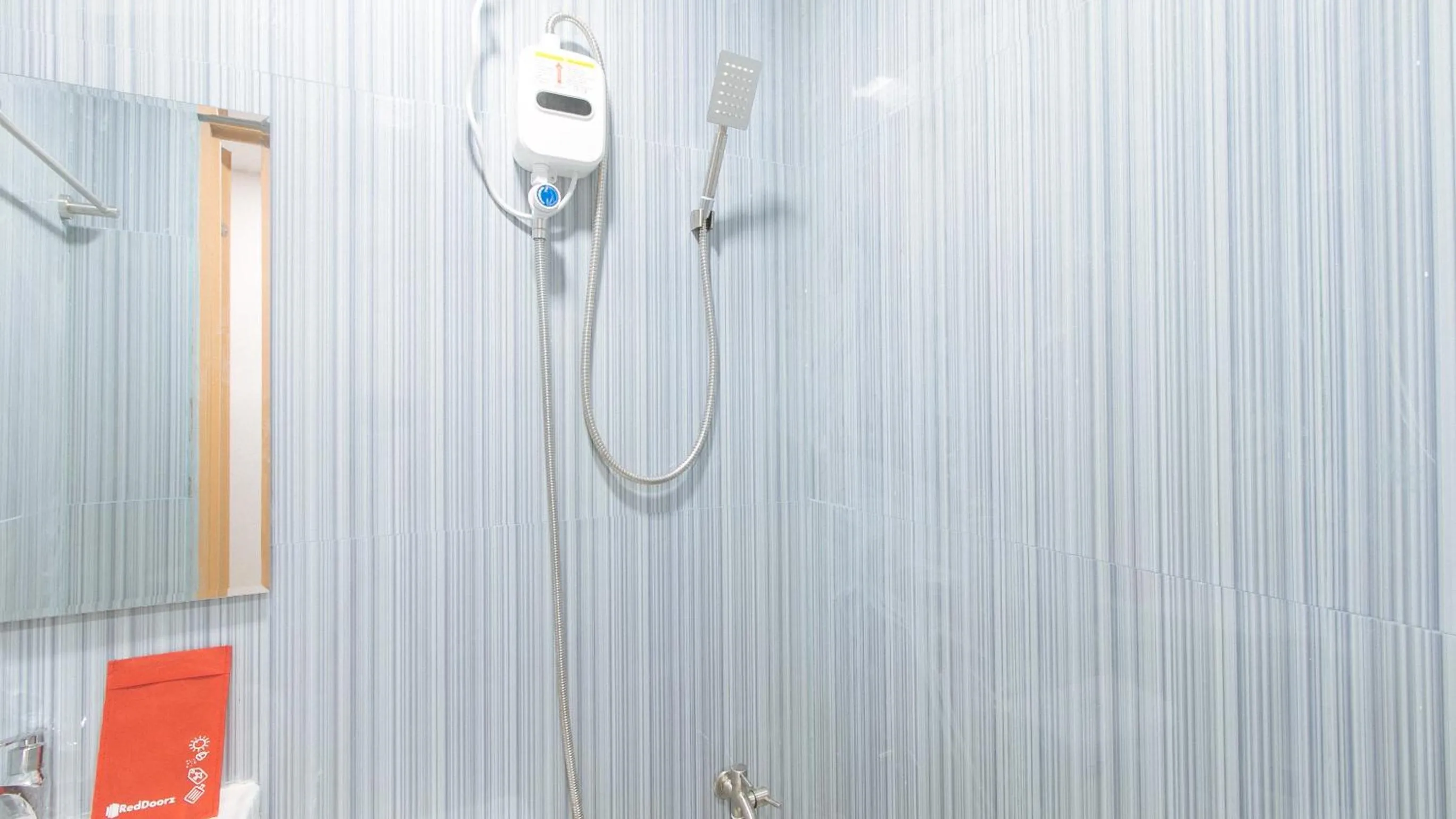 Shower in RedDoorz @ El Grande Inn Santa Cruz Manila