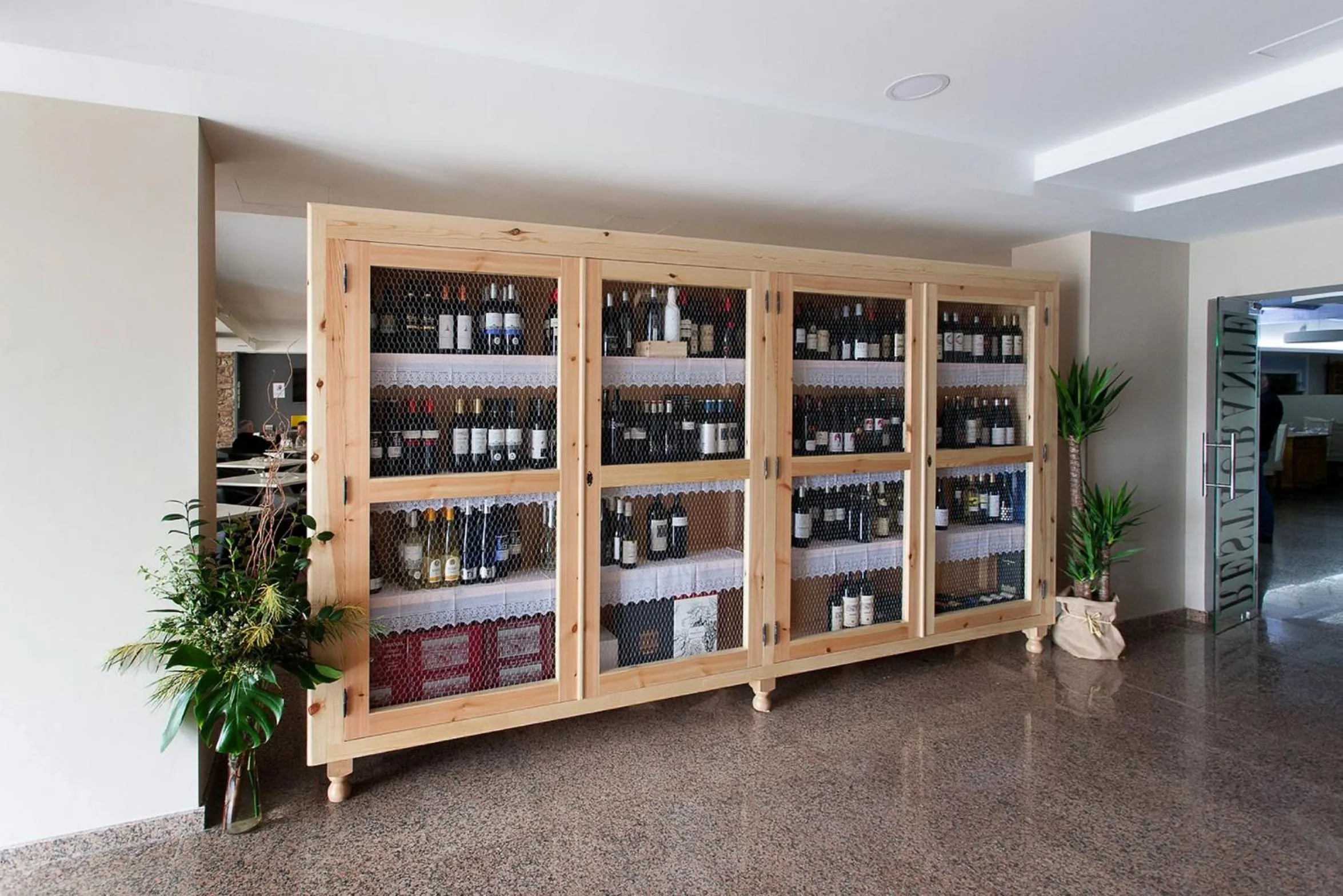 Restaurant/places to eat in Hotel Insula Barataria