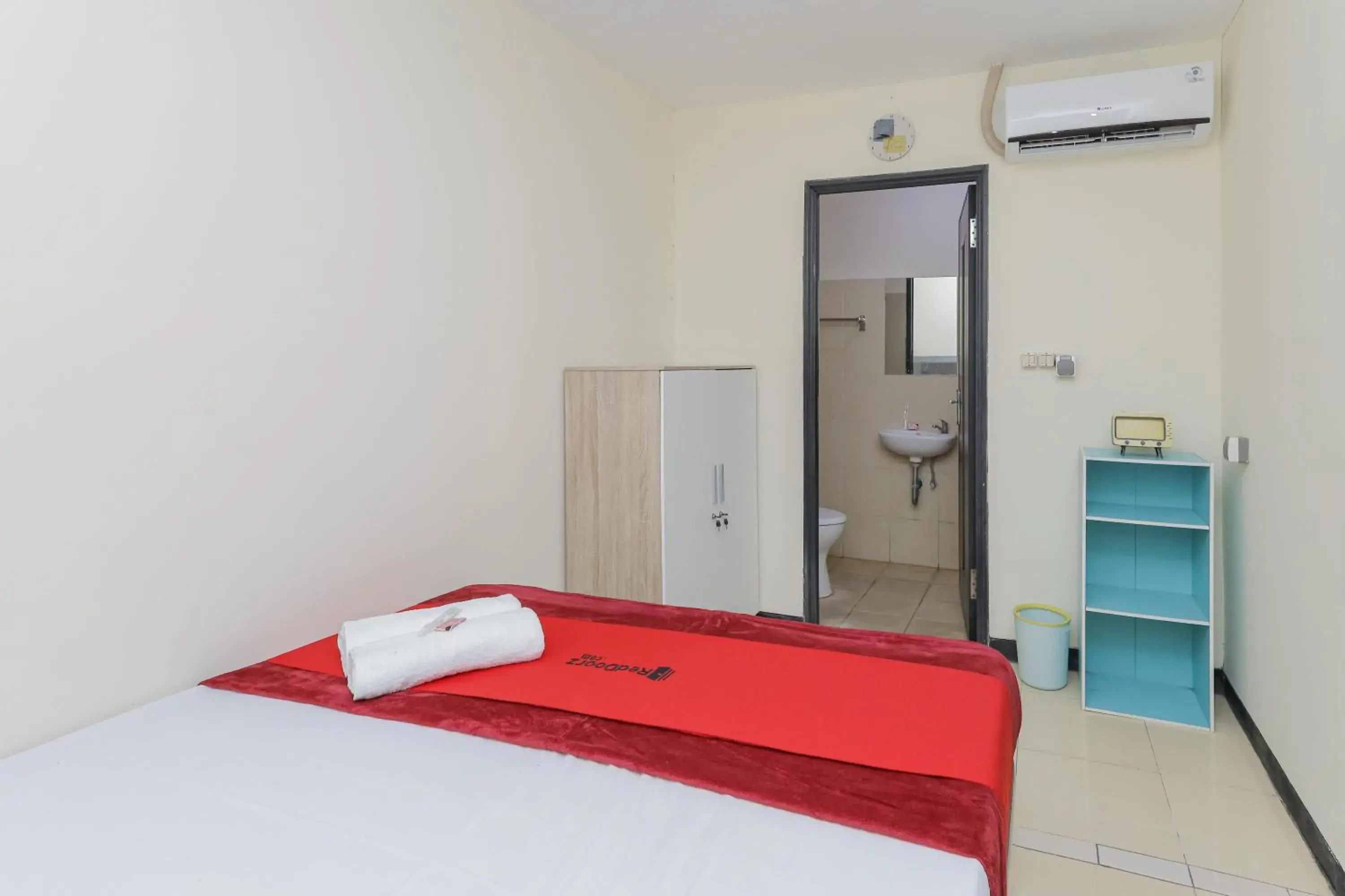 Bedroom, Bed in RedDoorz near RS Sari Asih Ciledug Bedroom, Bed in RedDoorz near RS Sari Asih Ciledug