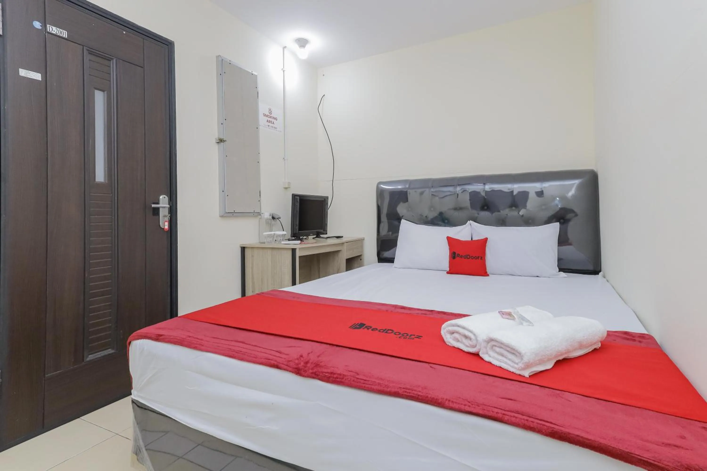Bedroom, Bed in RedDoorz near RS Sari Asih Ciledug