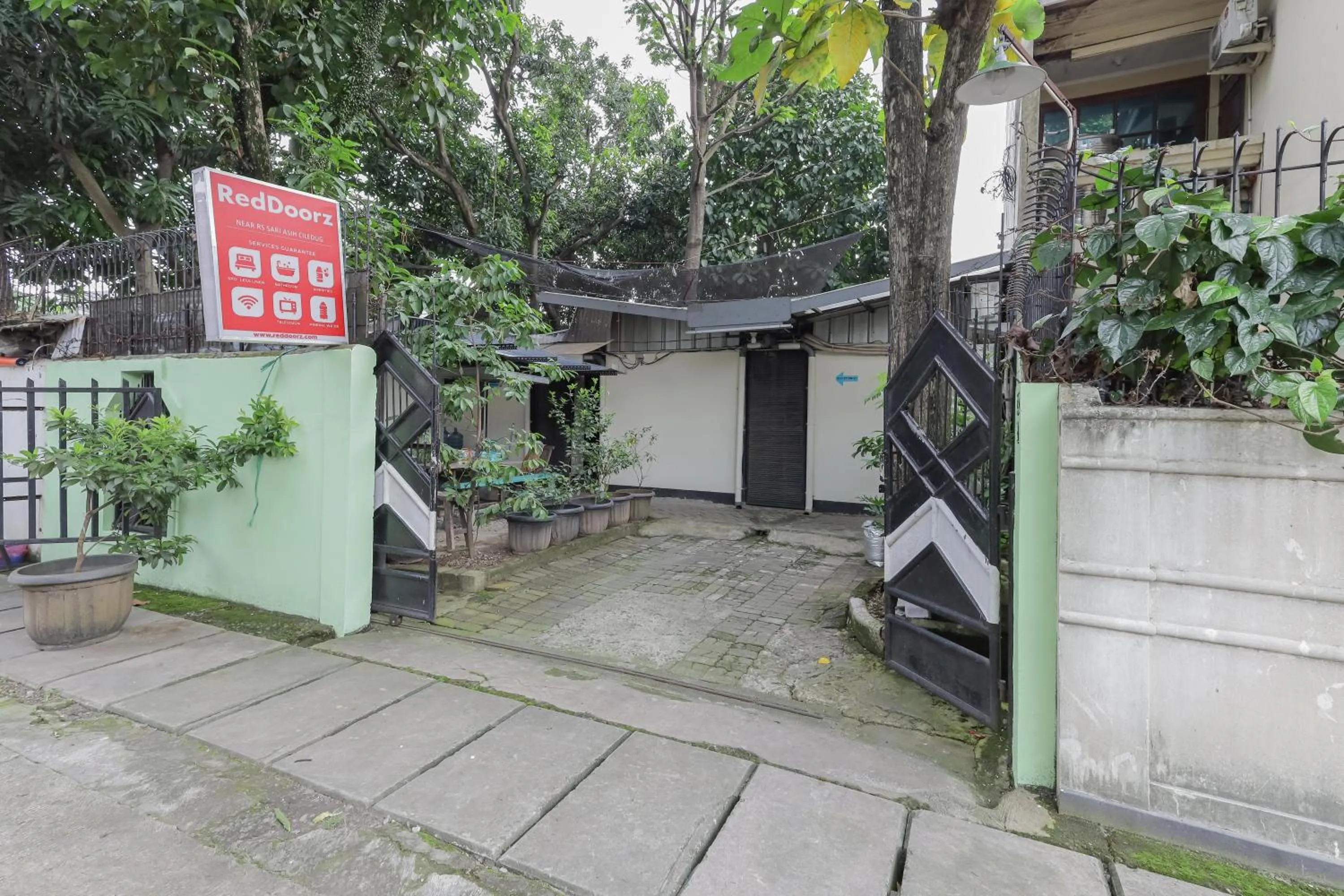 Property building in RedDoorz near RS Sari Asih Ciledug