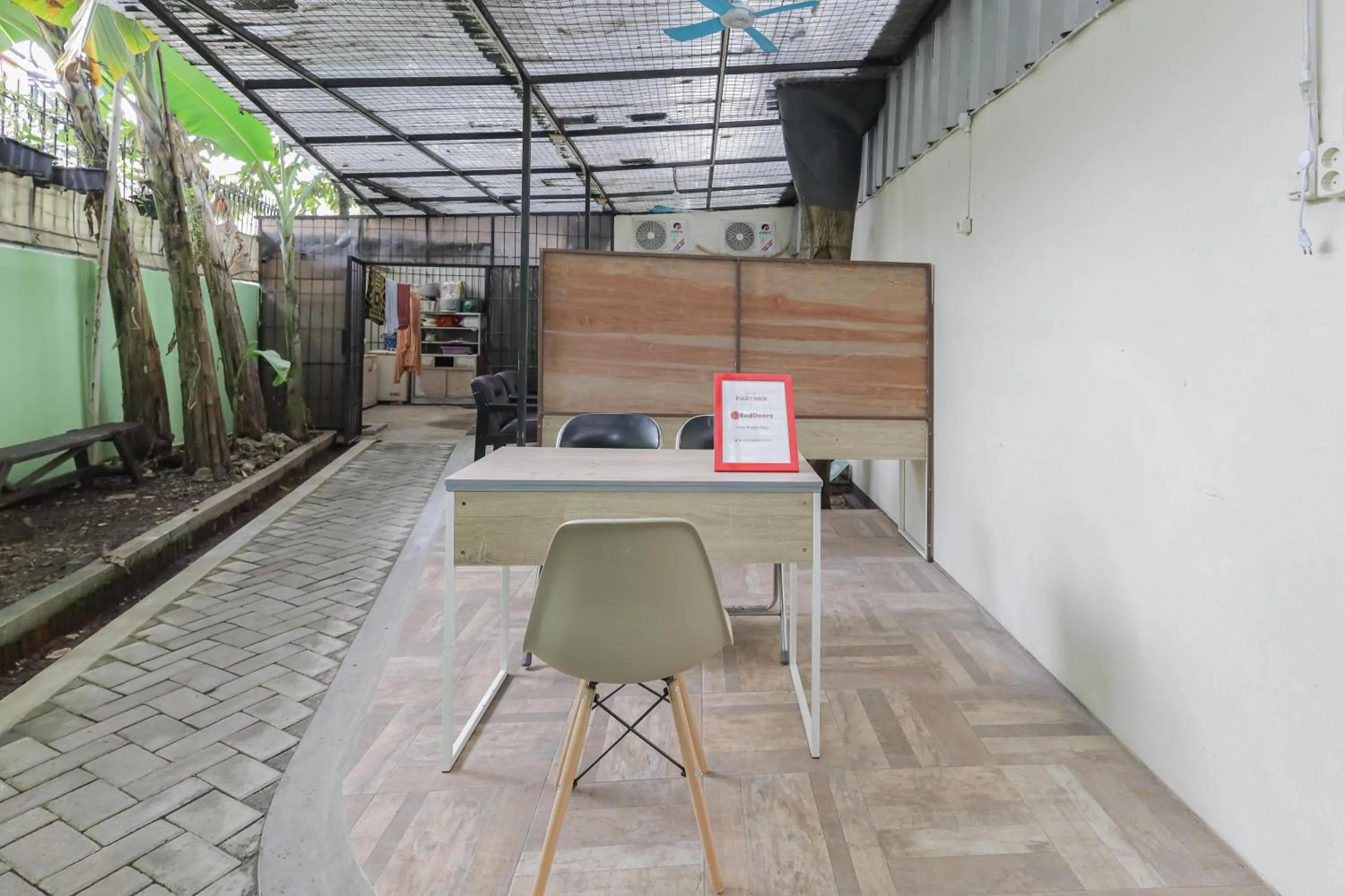 Lobby or reception in RedDoorz near RS Sari Asih Ciledug