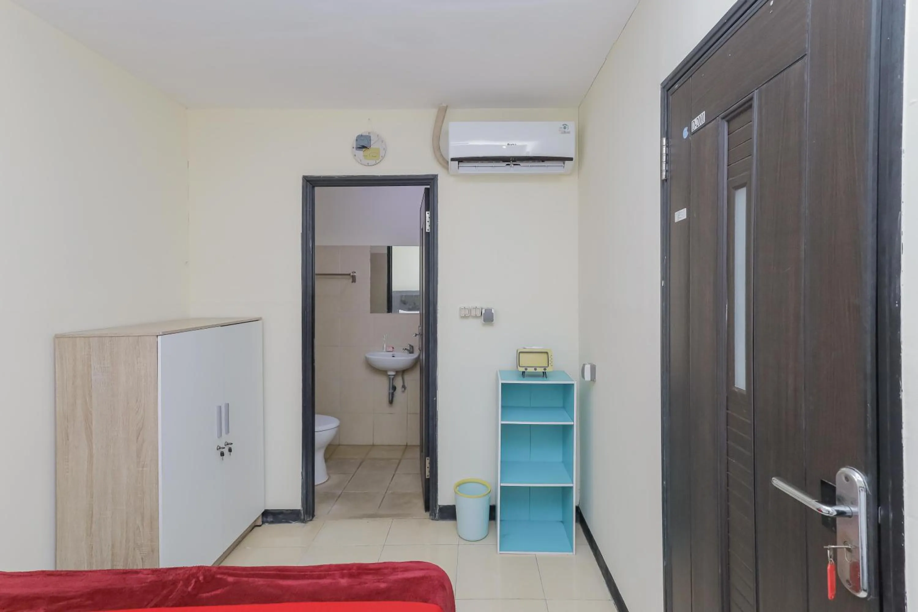 Bedroom in RedDoorz near RS Sari Asih Ciledug