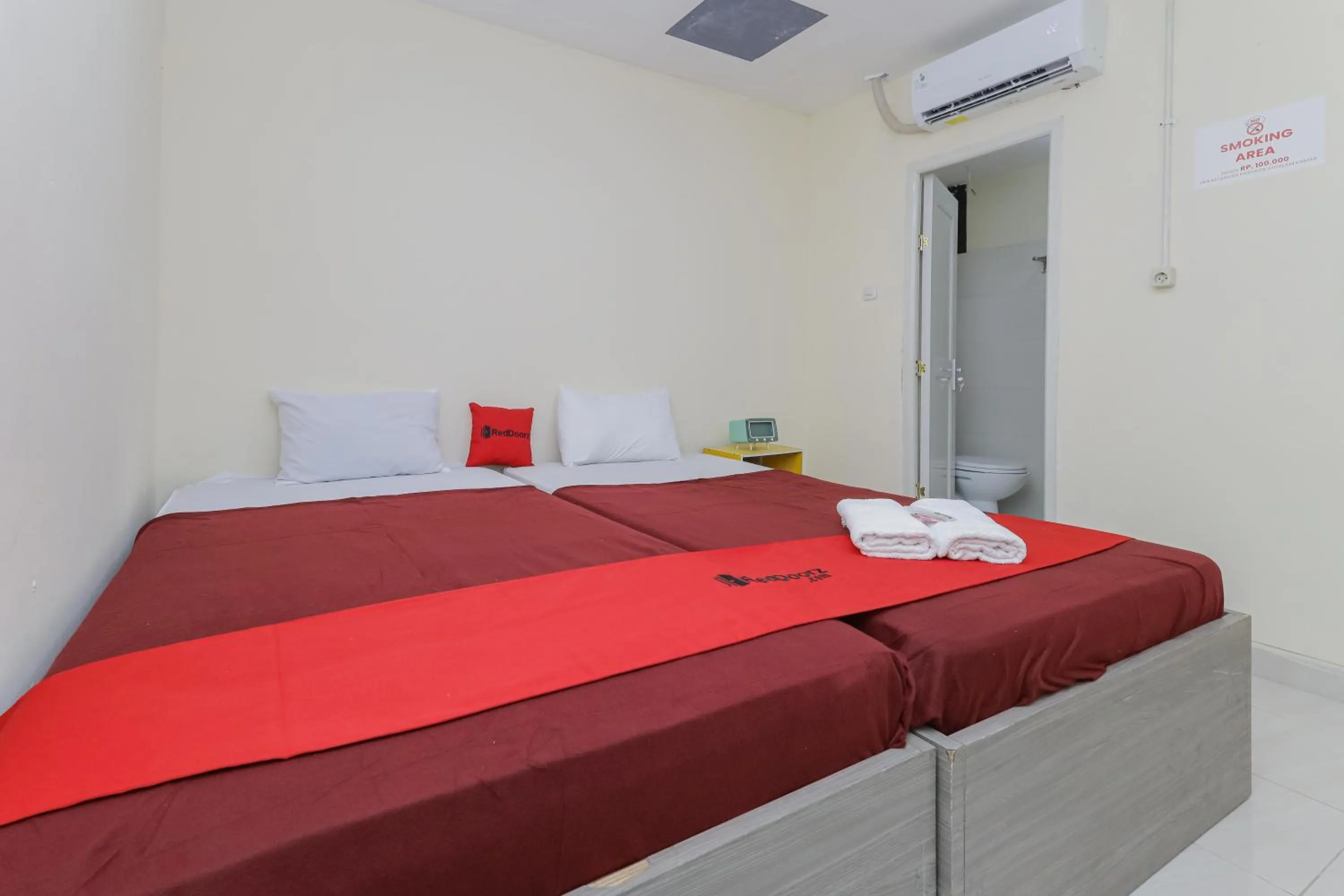 Bedroom, Bed in RedDoorz near RS Sari Asih Ciledug