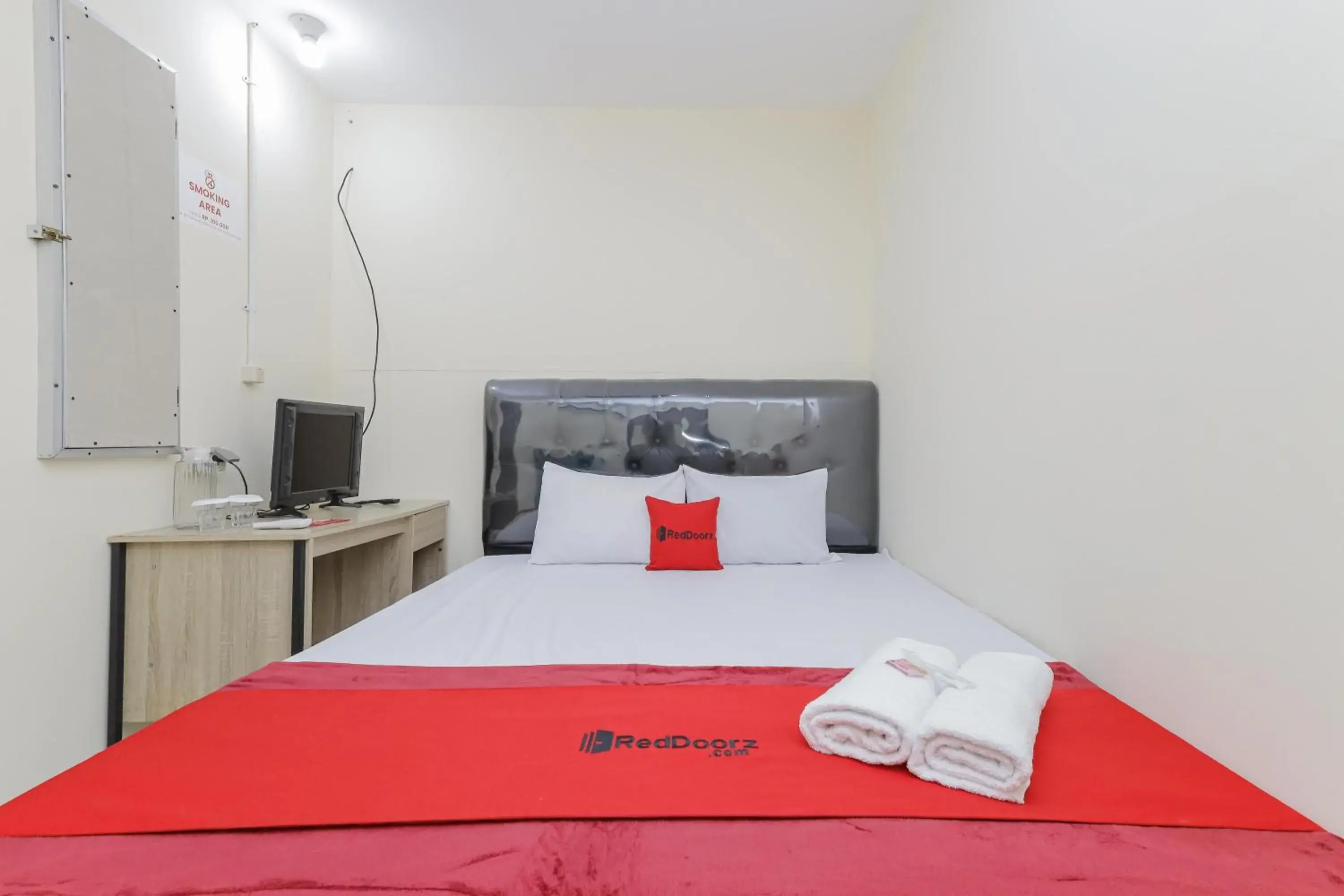 Bedroom, Bed in RedDoorz near RS Sari Asih Ciledug Bedroom, Bed in RedDoorz near RS Sari Asih Ciledug