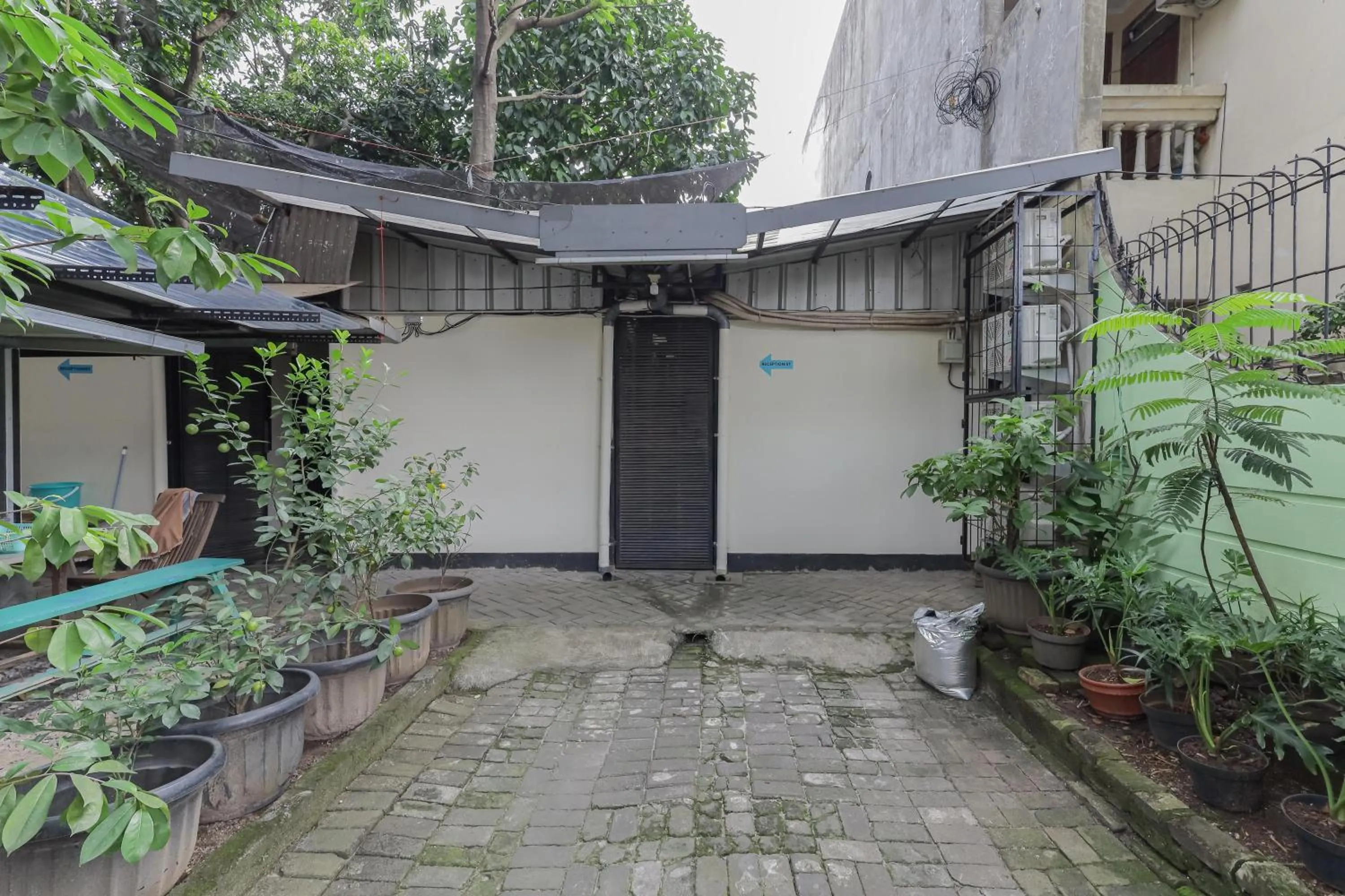 Garden in RedDoorz near RS Sari Asih Ciledug