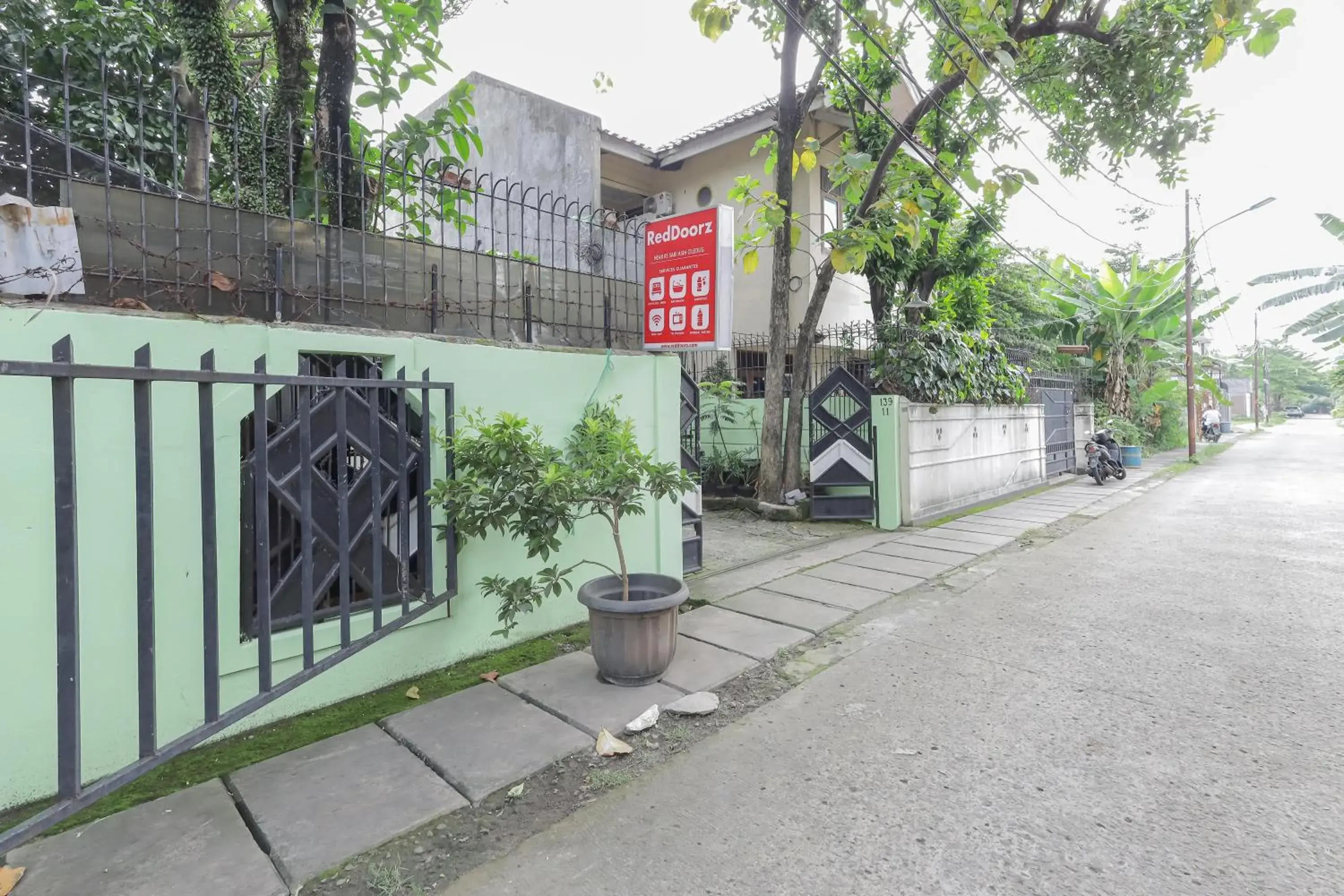 Property building in RedDoorz near RS Sari Asih Ciledug Property building in RedDoorz near RS Sari Asih Ciledug