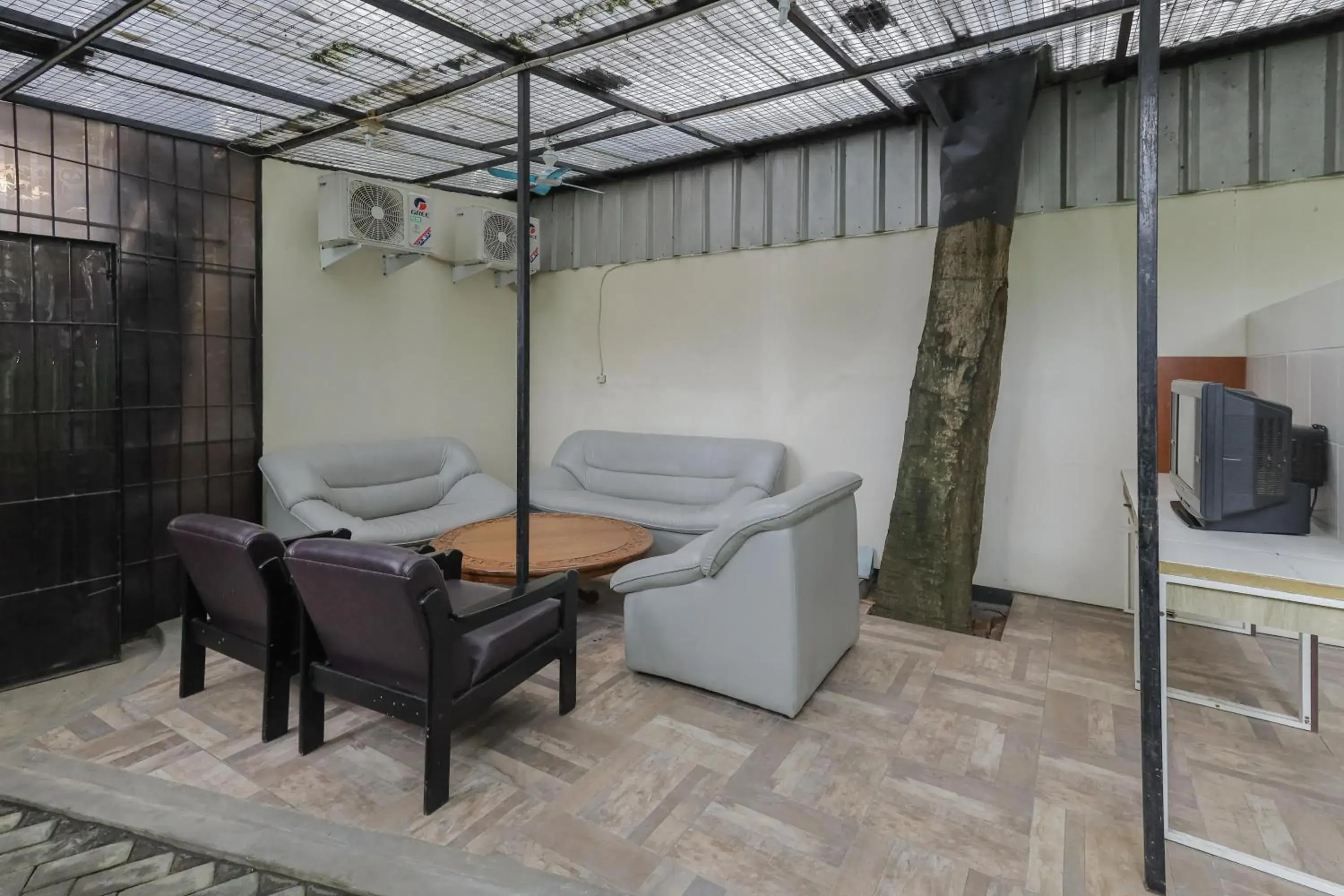 Living room in RedDoorz near RS Sari Asih Ciledug Living room in RedDoorz near RS Sari Asih Ciledug