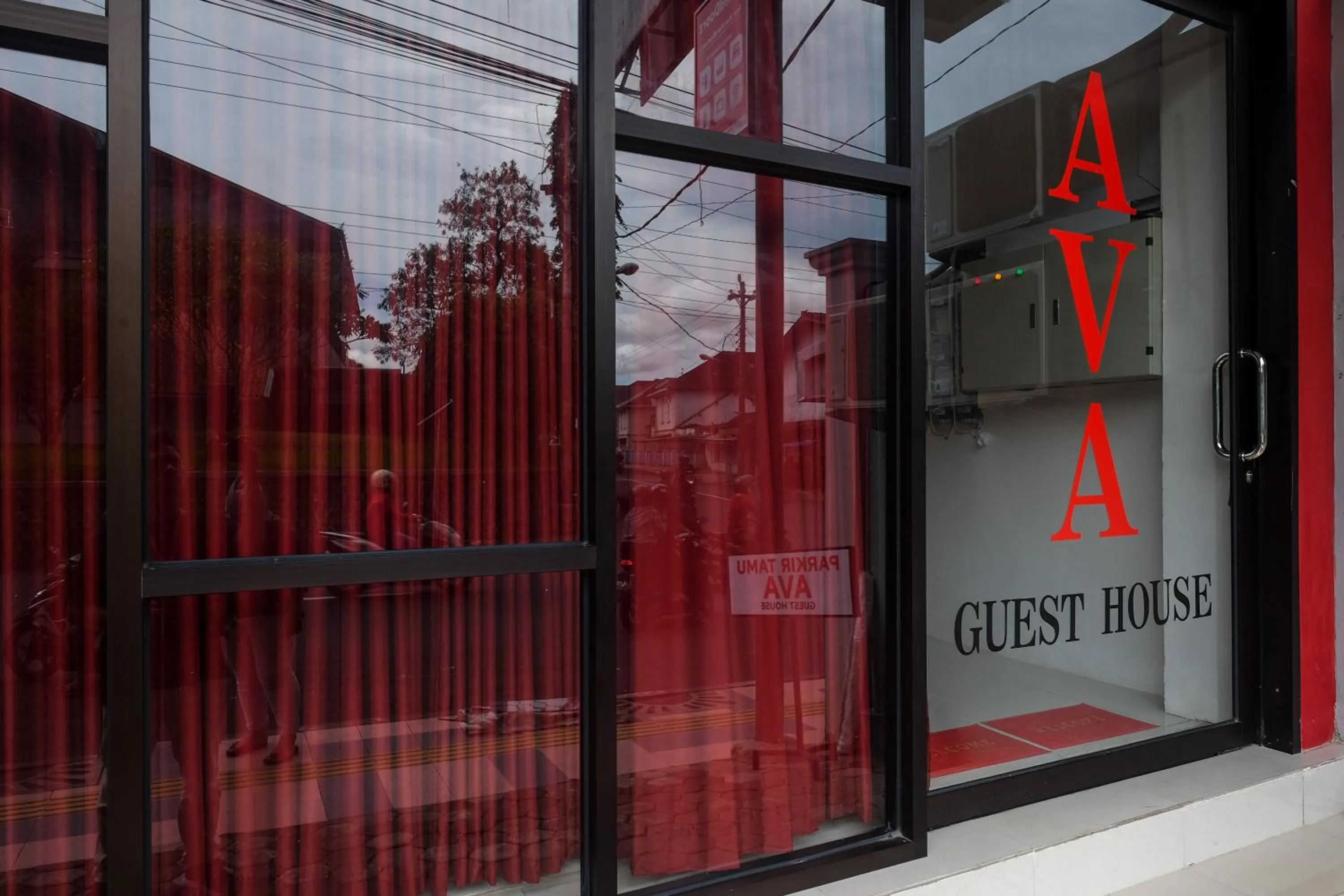 Facade/entrance in RedDoorz near Alun Alun Magelang 2