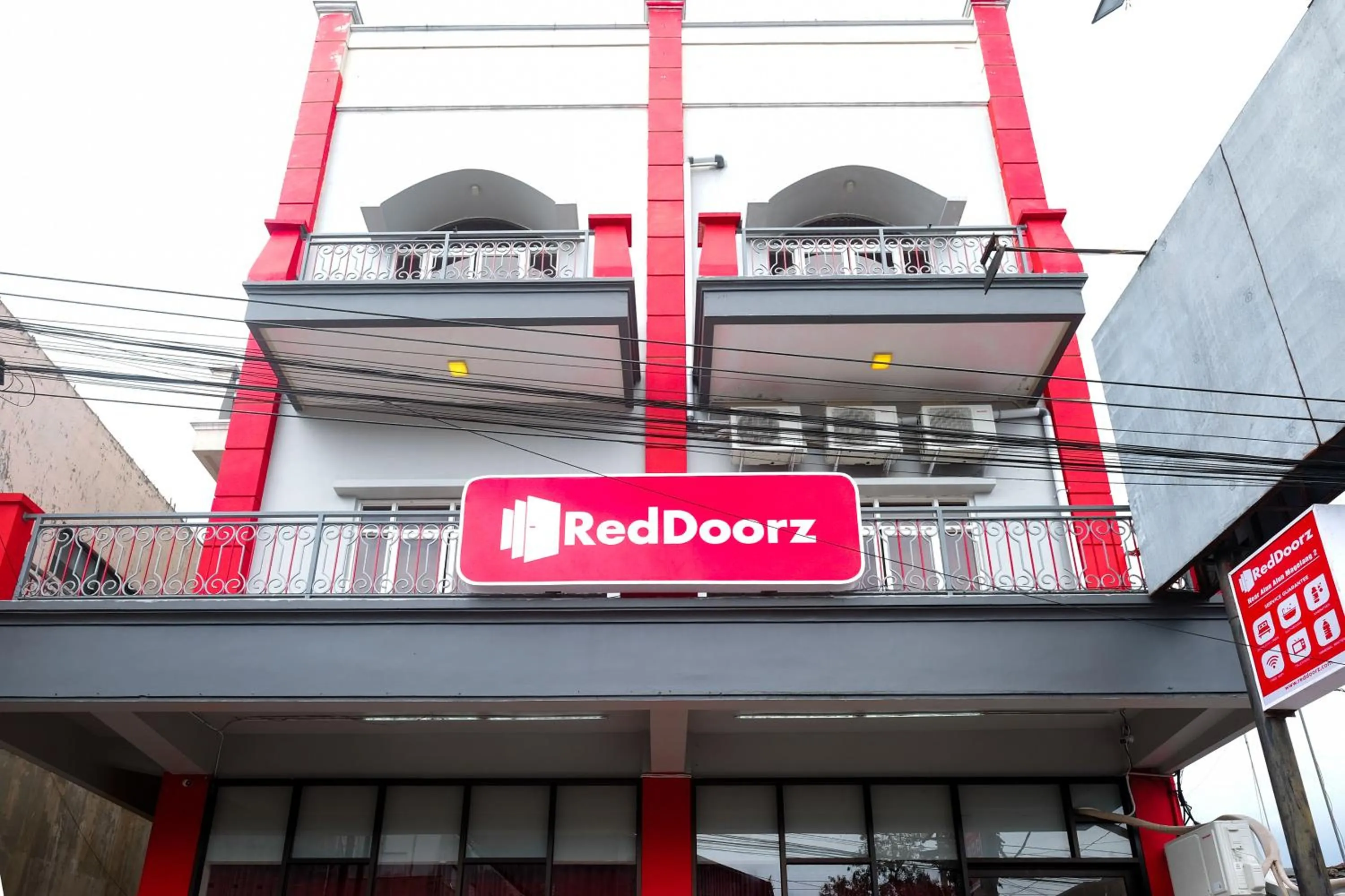 Property logo or sign in RedDoorz near Alun Alun Magelang 2