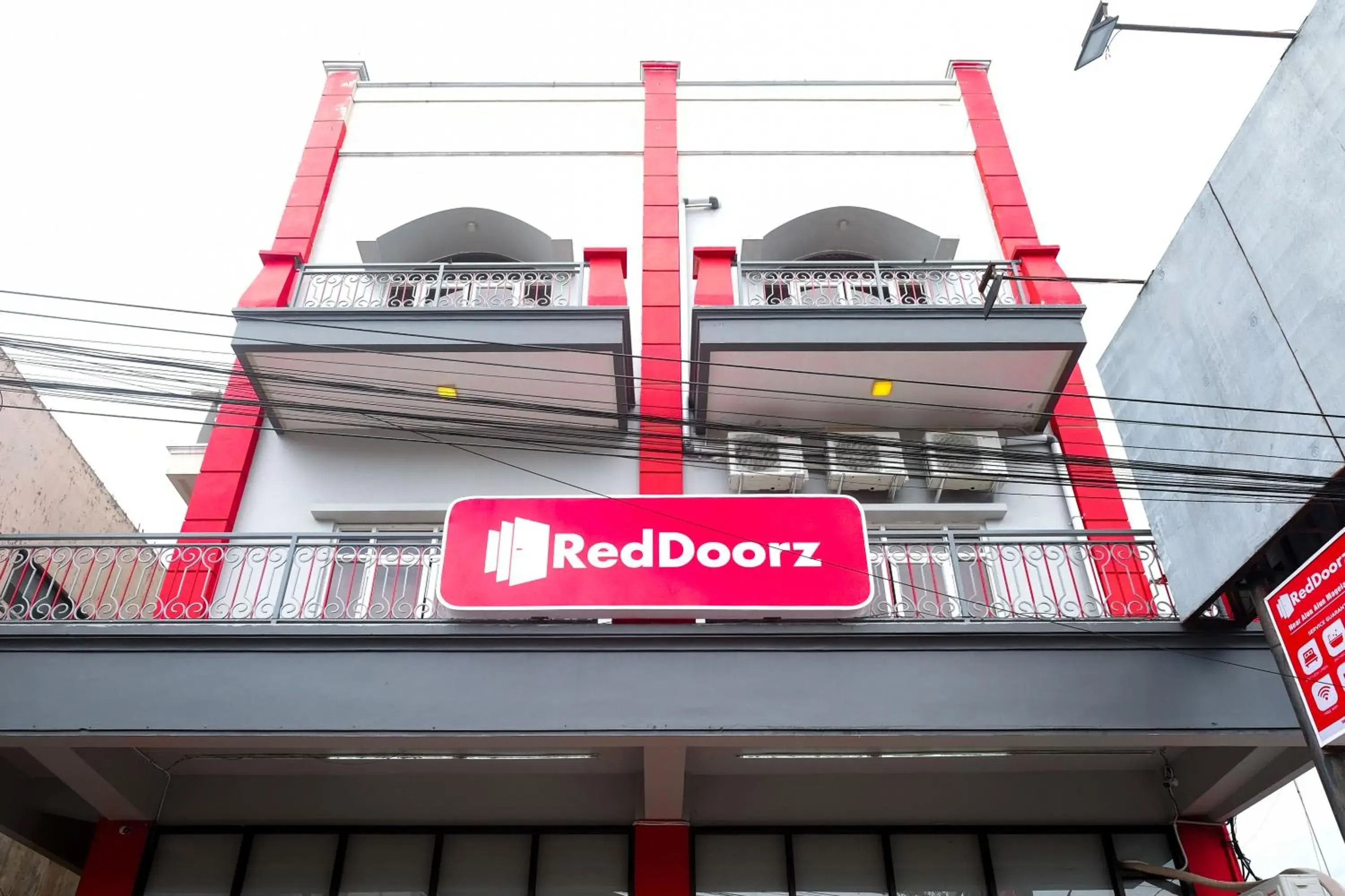 Property building in RedDoorz near Alun Alun Magelang 2 Property building in RedDoorz near Alun Alun Magelang 2