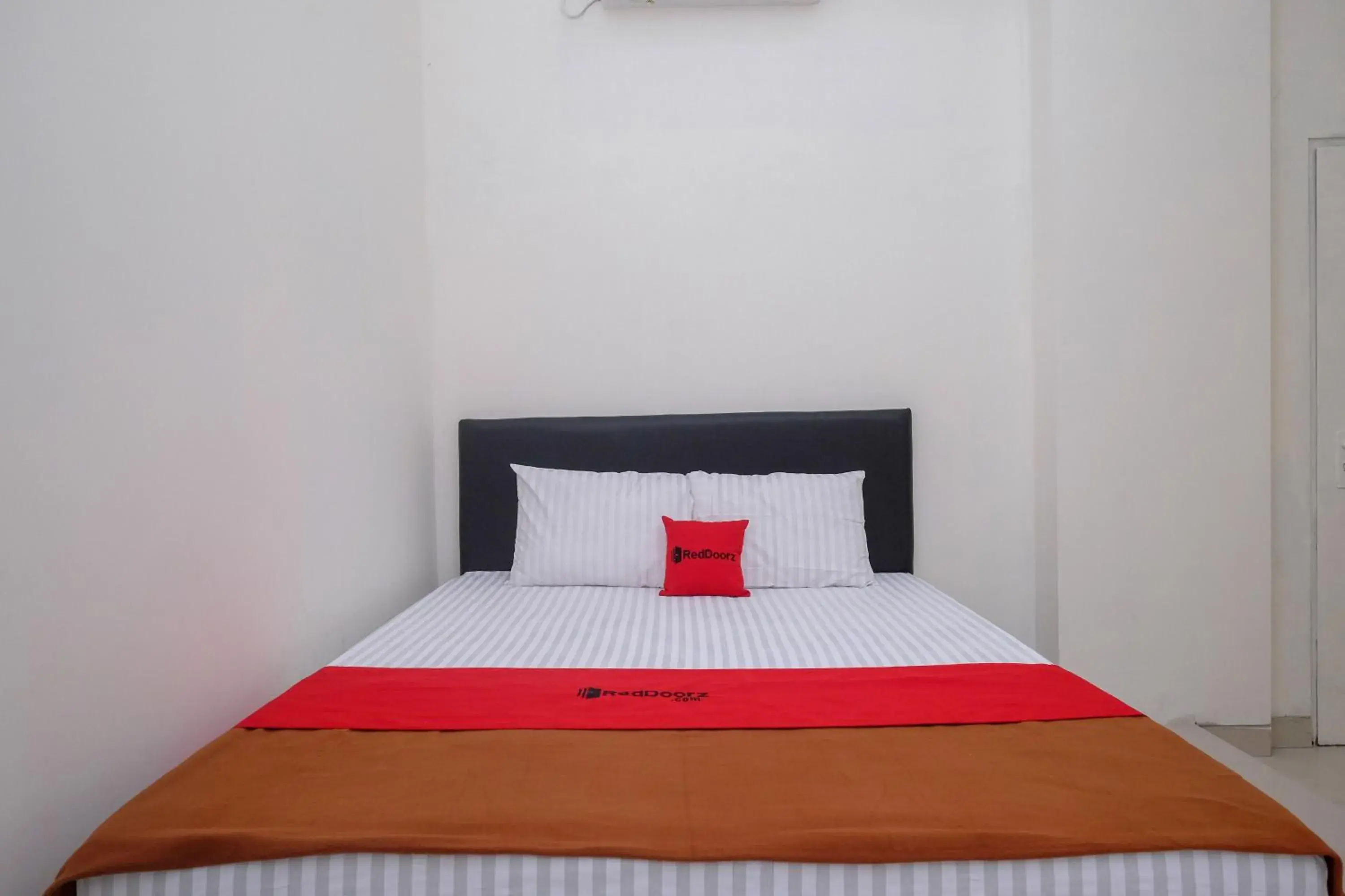Bedroom, Bed in RedDoorz near Alun Alun Magelang 2 Bedroom, Bed in RedDoorz near Alun Alun Magelang 2