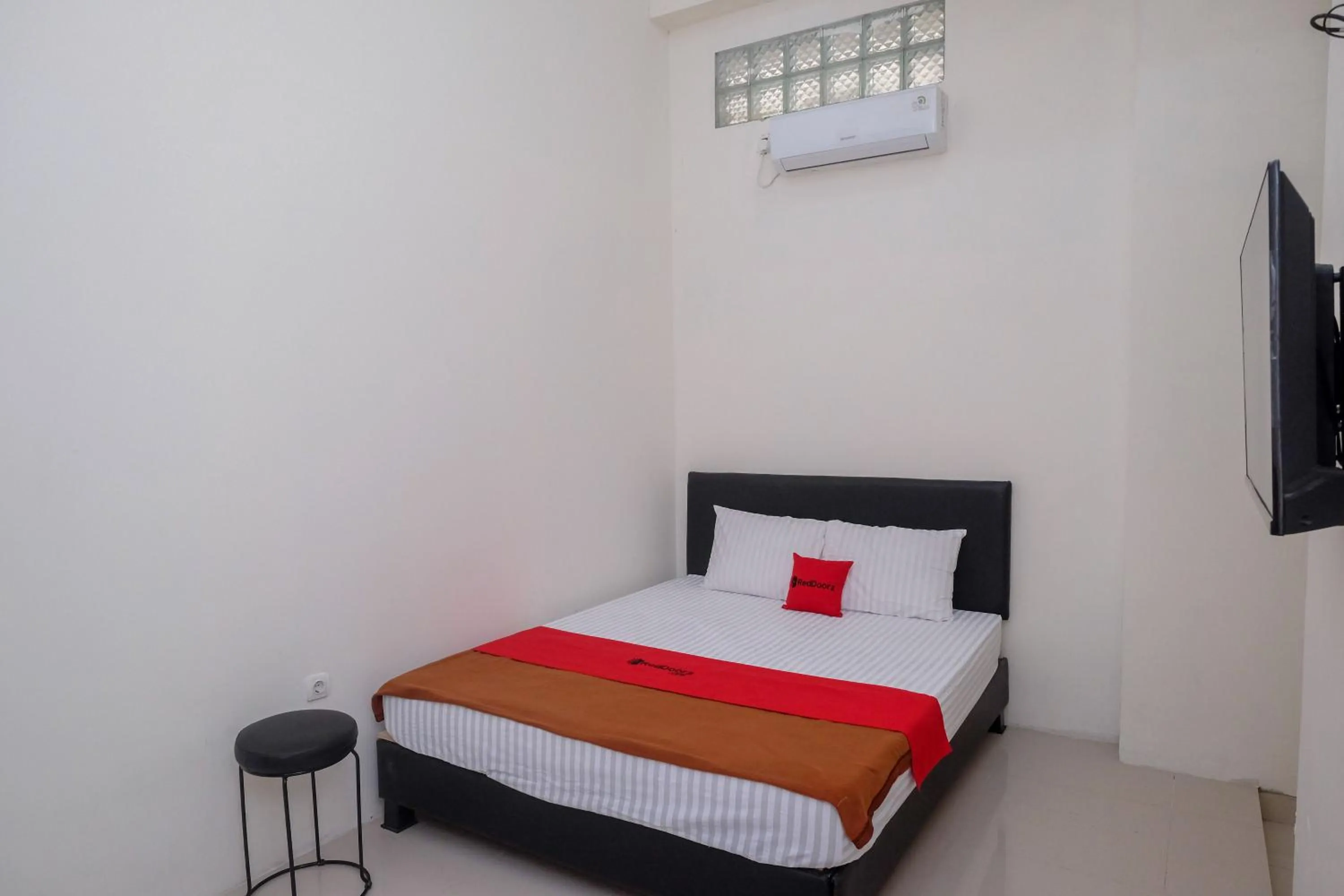 Deluxe Room in RedDoorz near Alun Alun Magelang 2