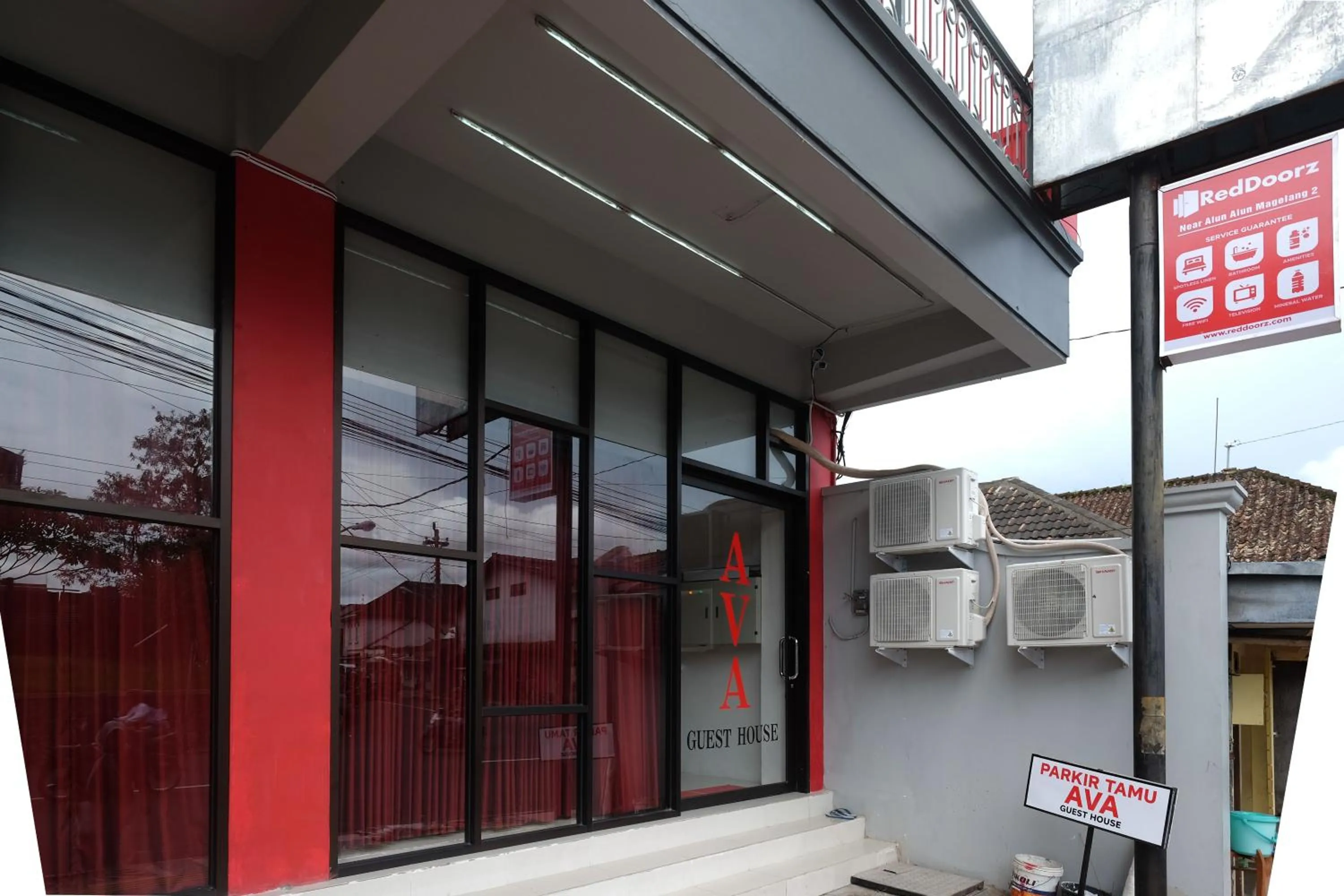 Facade/entrance in RedDoorz near Alun Alun Magelang 2