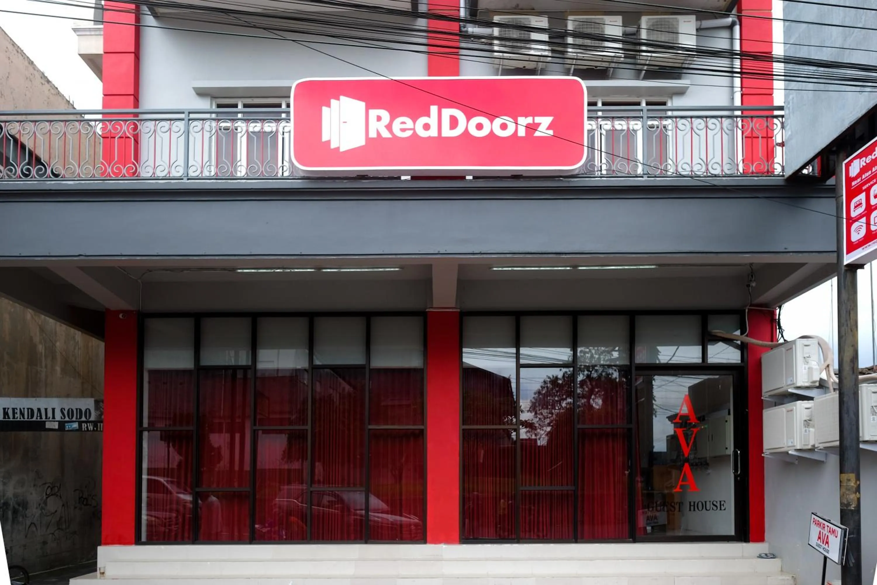 Property logo or sign in RedDoorz near Alun Alun Magelang 2