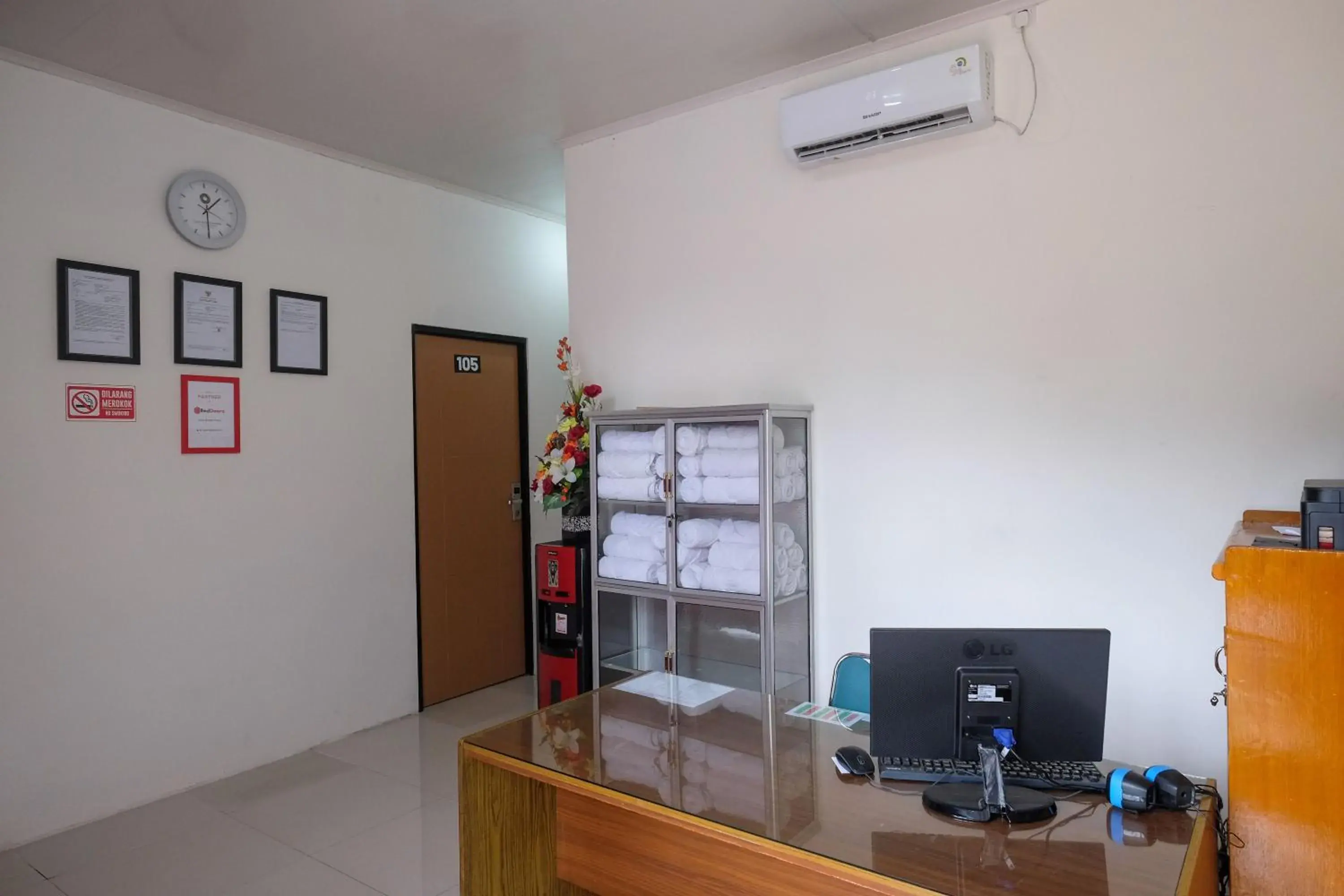 Lobby or reception in RedDoorz near Alun Alun Magelang 2 Lobby or reception in RedDoorz near Alun Alun Magelang 2