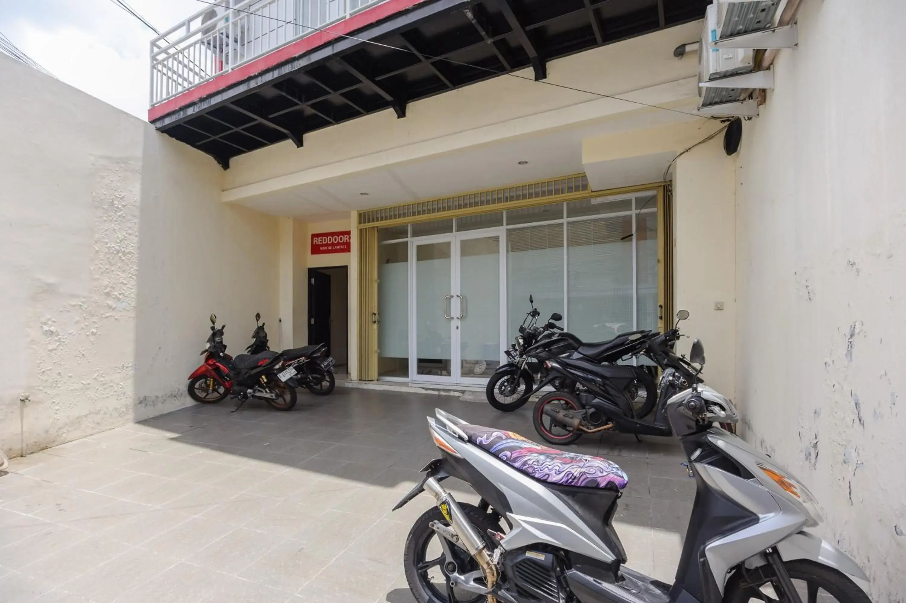 Property building in RedDoorz @ Kemanggisan Raya Property building in RedDoorz @ Kemanggisan Raya