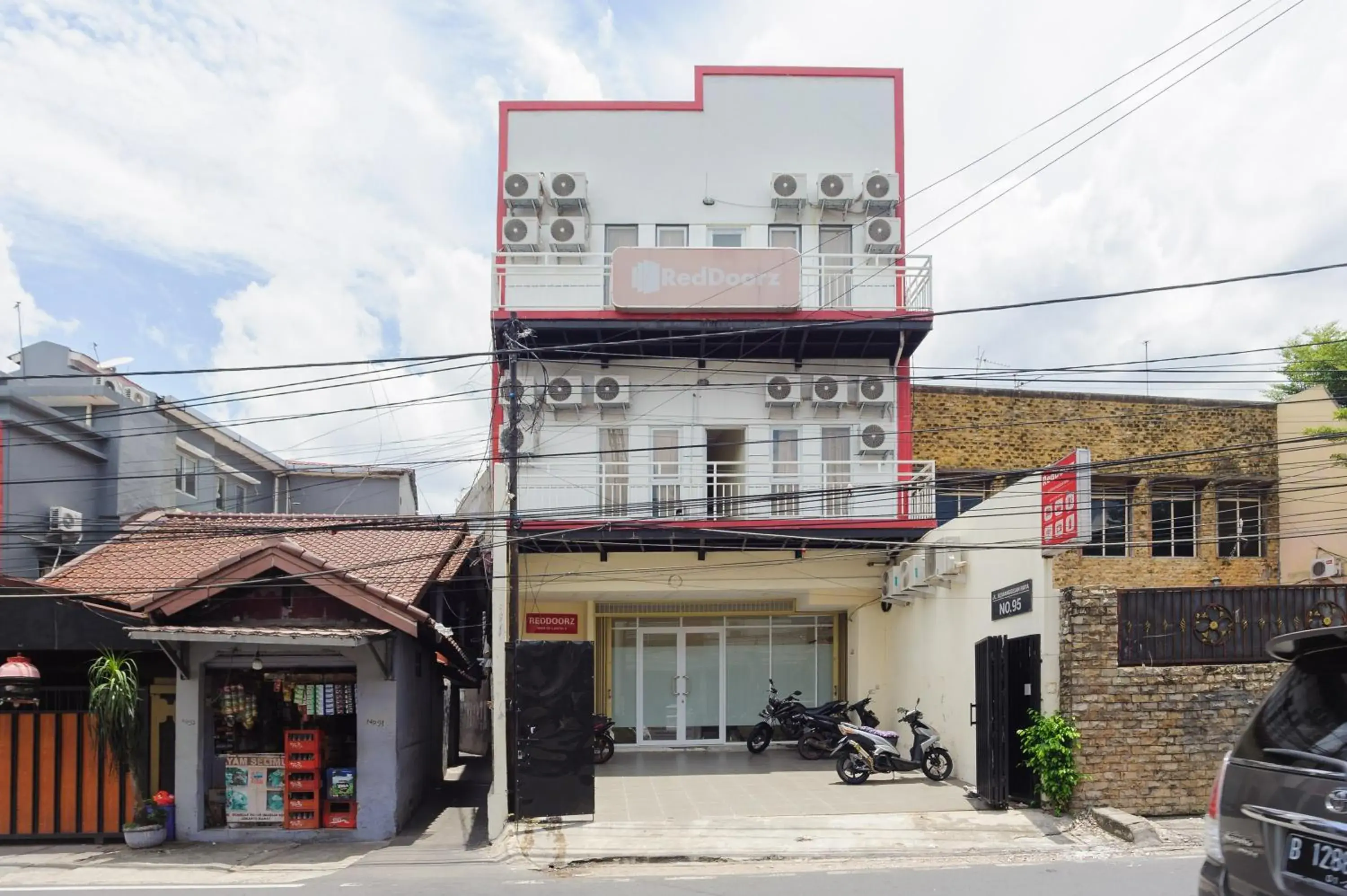 Property building in RedDoorz @ Kemanggisan Raya Property building in RedDoorz @ Kemanggisan Raya