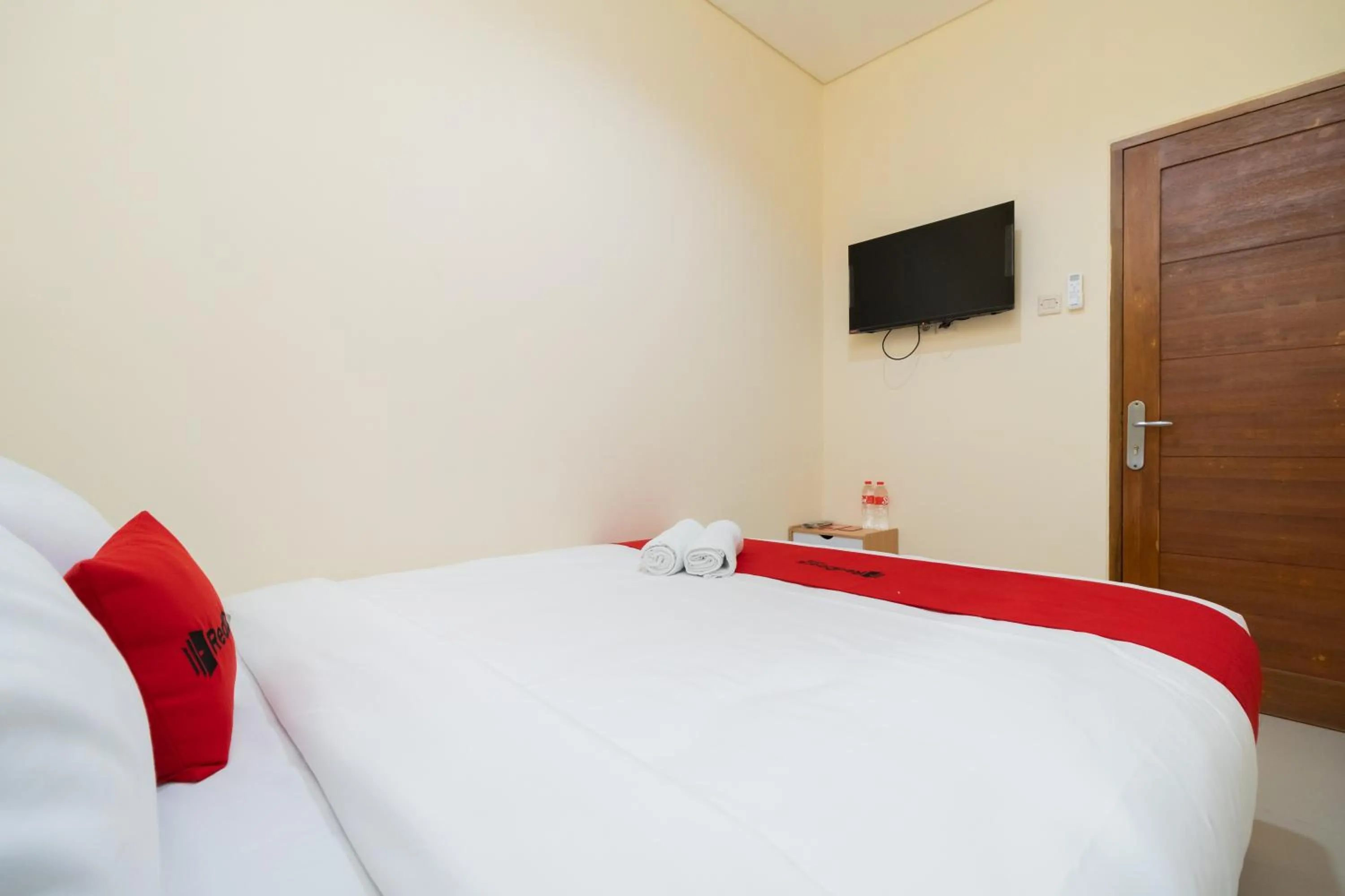 Bedroom, Bed in RedDoorz @ Kemanggisan Raya