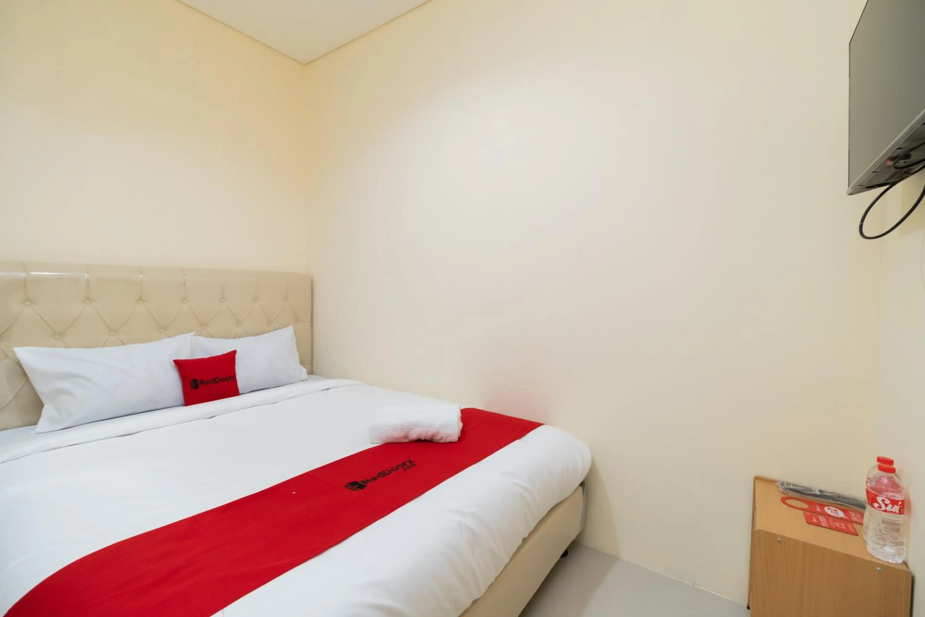 Bedroom, Bed in RedDoorz @ Kemanggisan Raya