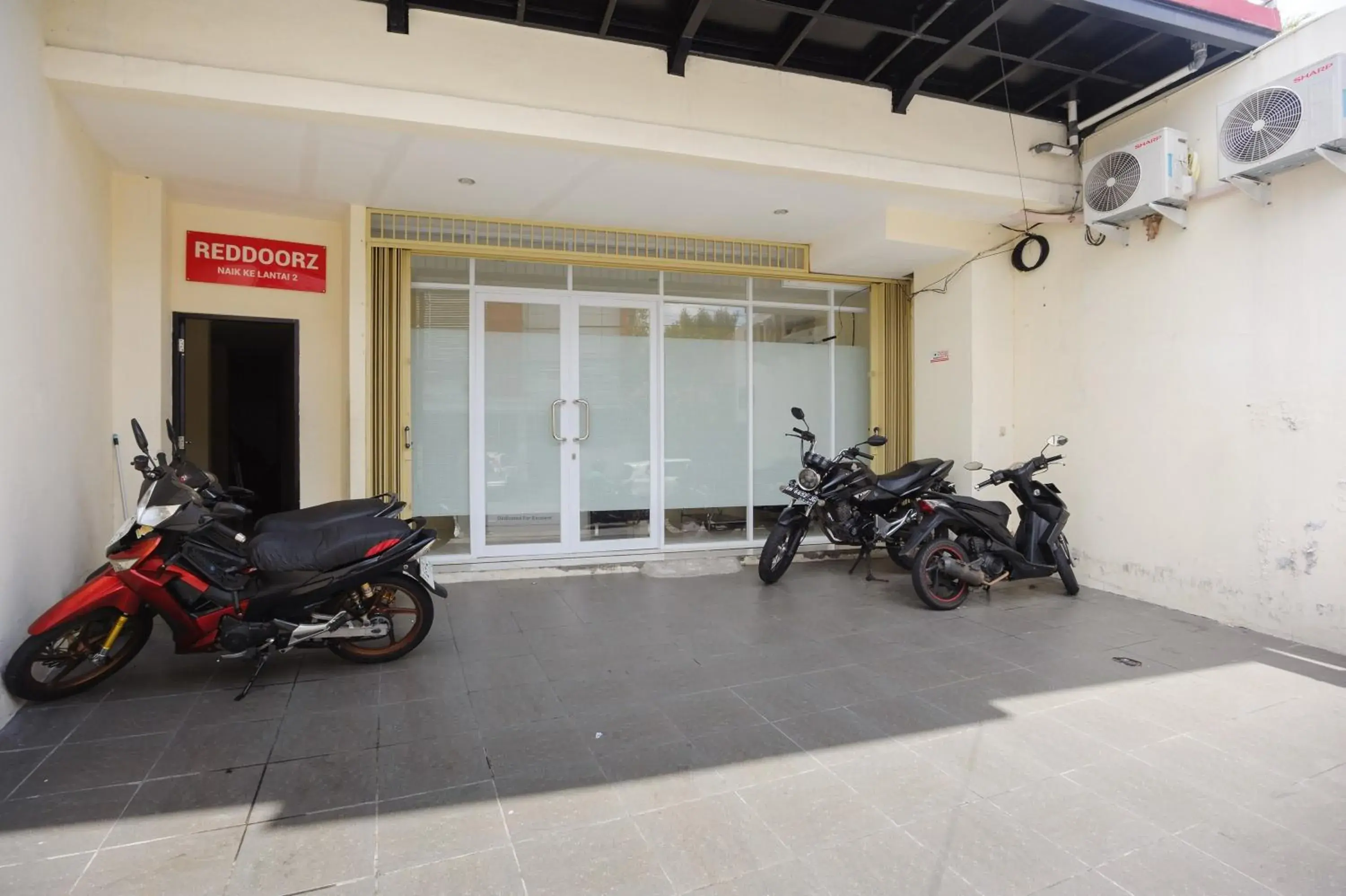 Property building in RedDoorz @ Kemanggisan Raya Property building in RedDoorz @ Kemanggisan Raya