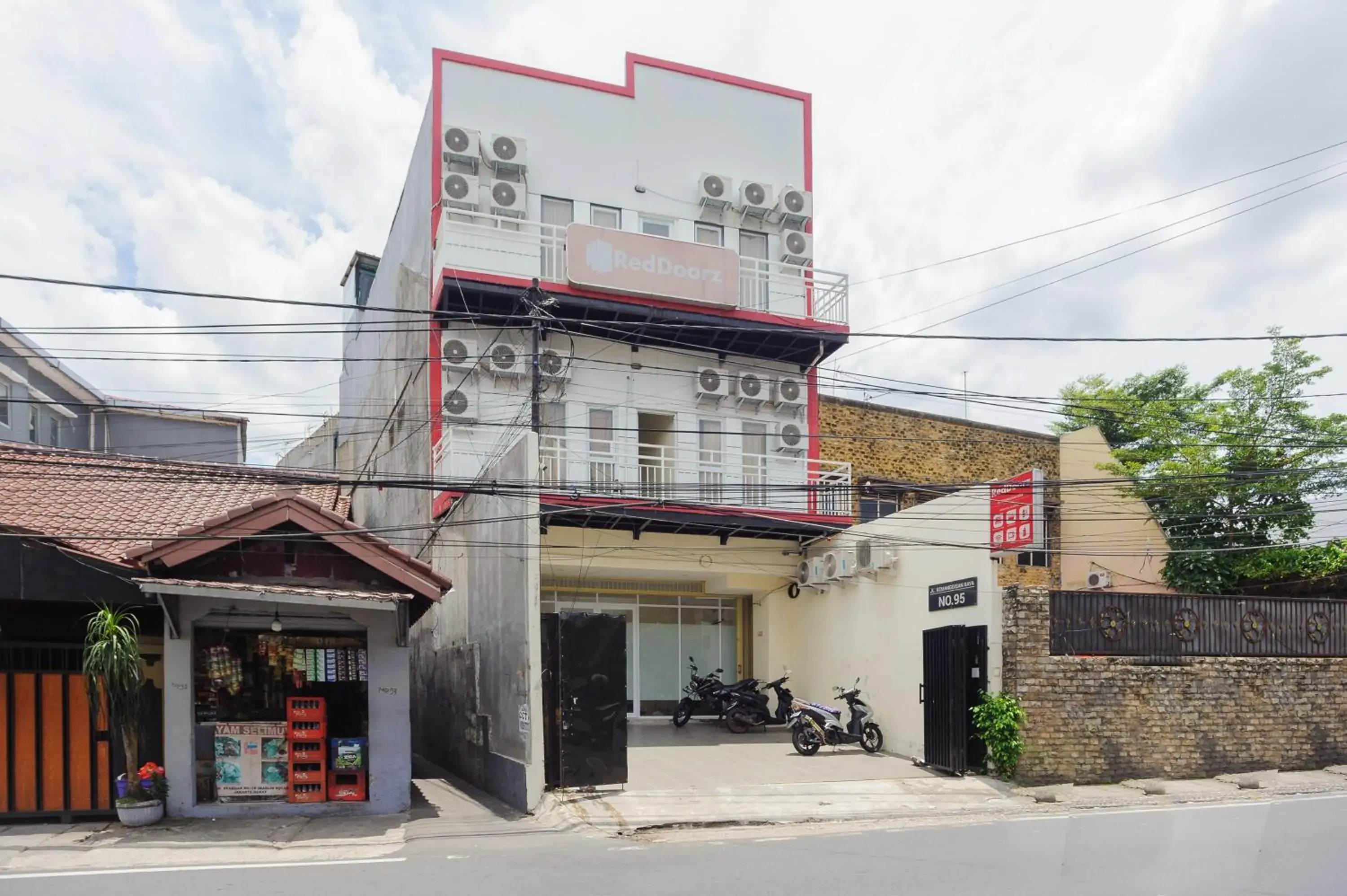 Property building in RedDoorz @ Kemanggisan Raya Property building in RedDoorz @ Kemanggisan Raya