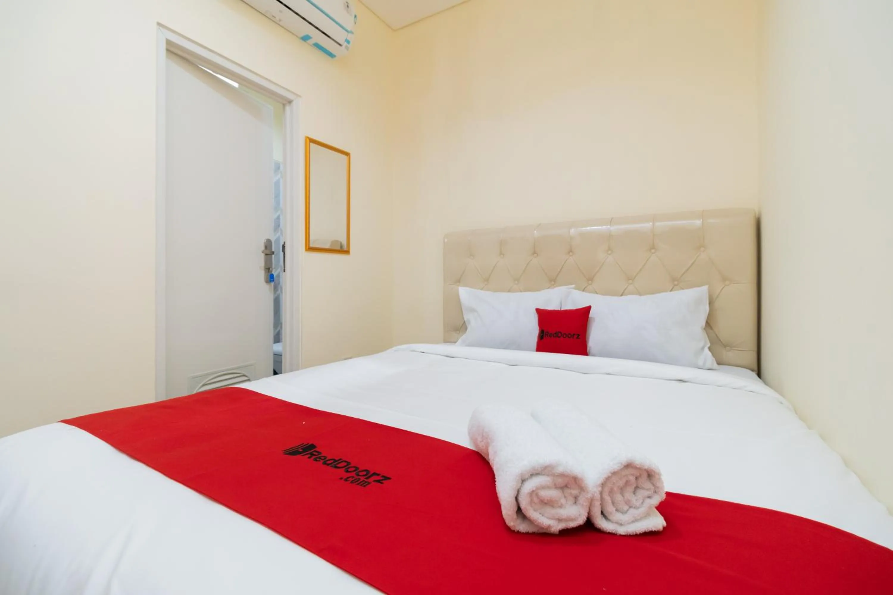 Bedroom, Bed in RedDoorz @ Kemanggisan Raya