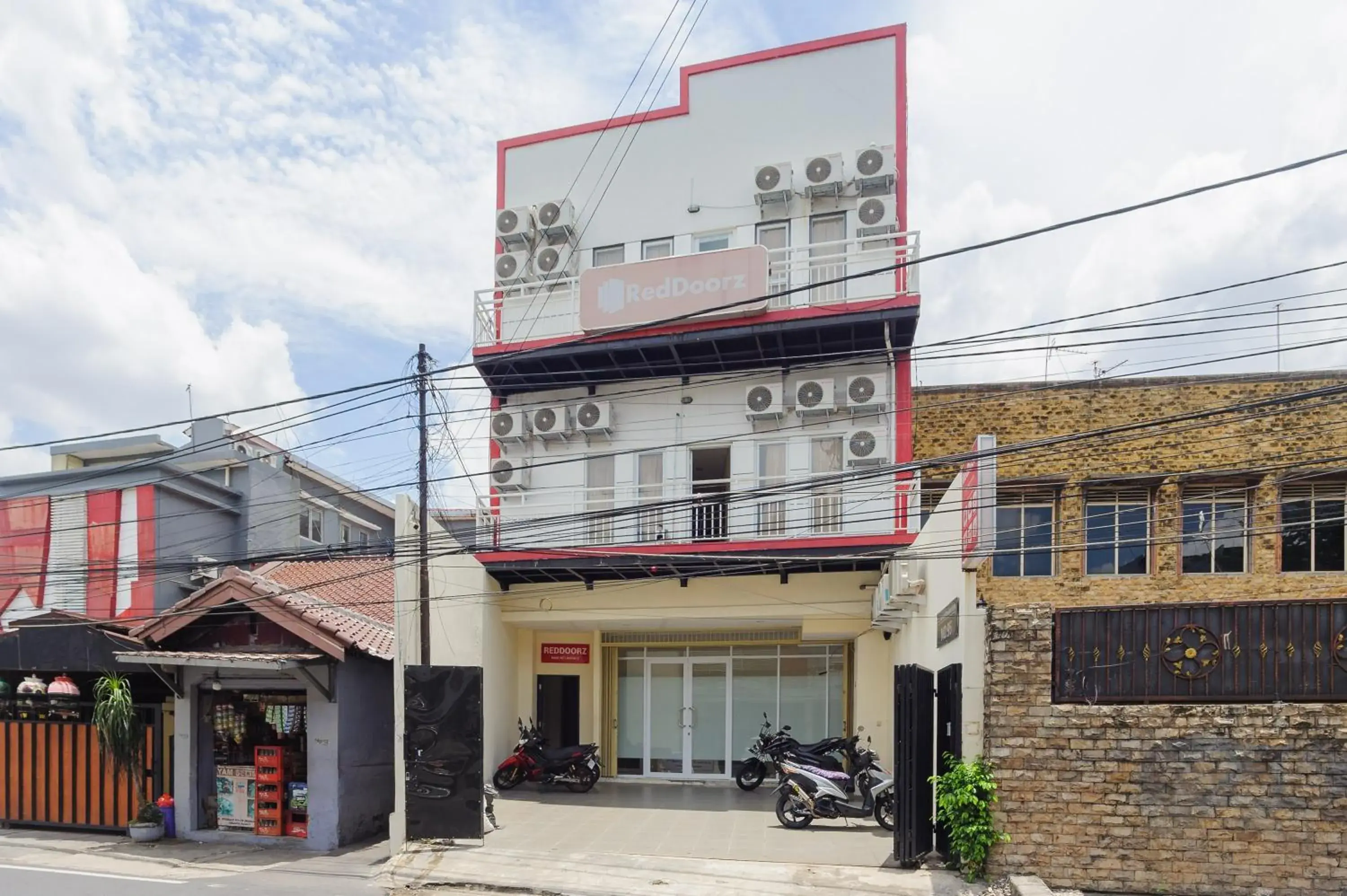 Property building in RedDoorz @ Kemanggisan Raya Property building in RedDoorz @ Kemanggisan Raya