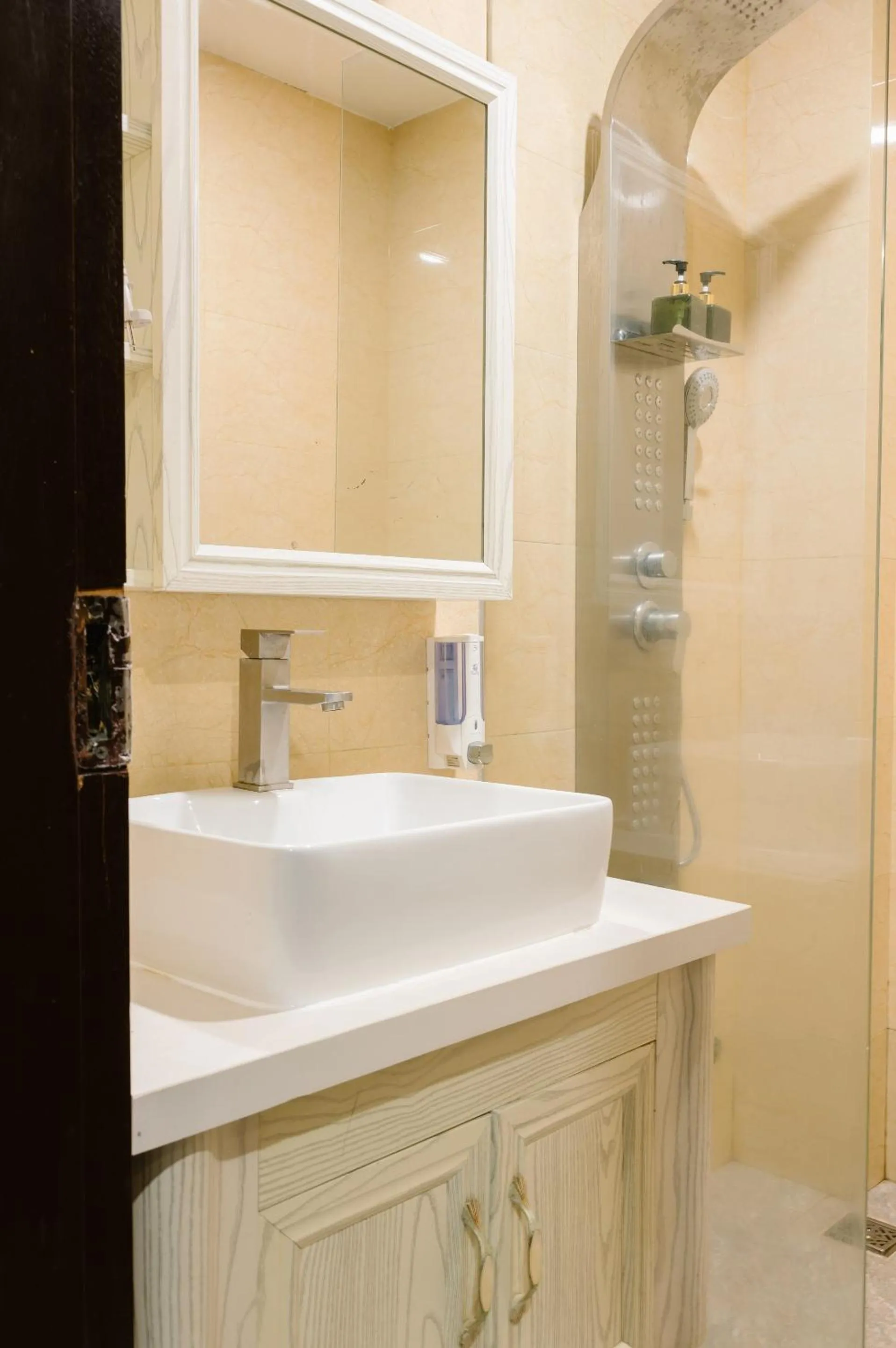 Bathroom in NALINI Hotel & Apartment