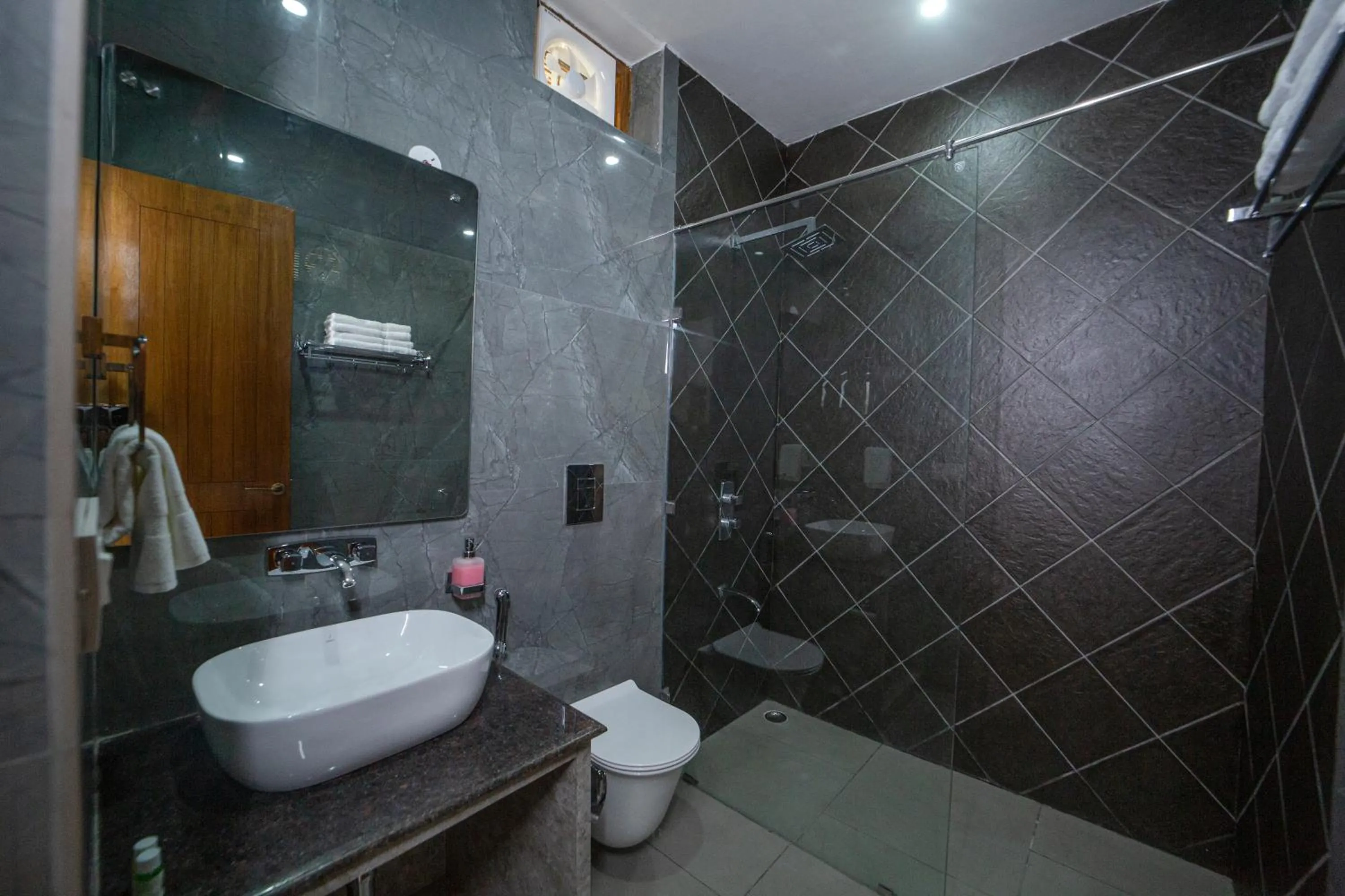 Shower in Yellow Tail by Puggles Resorts