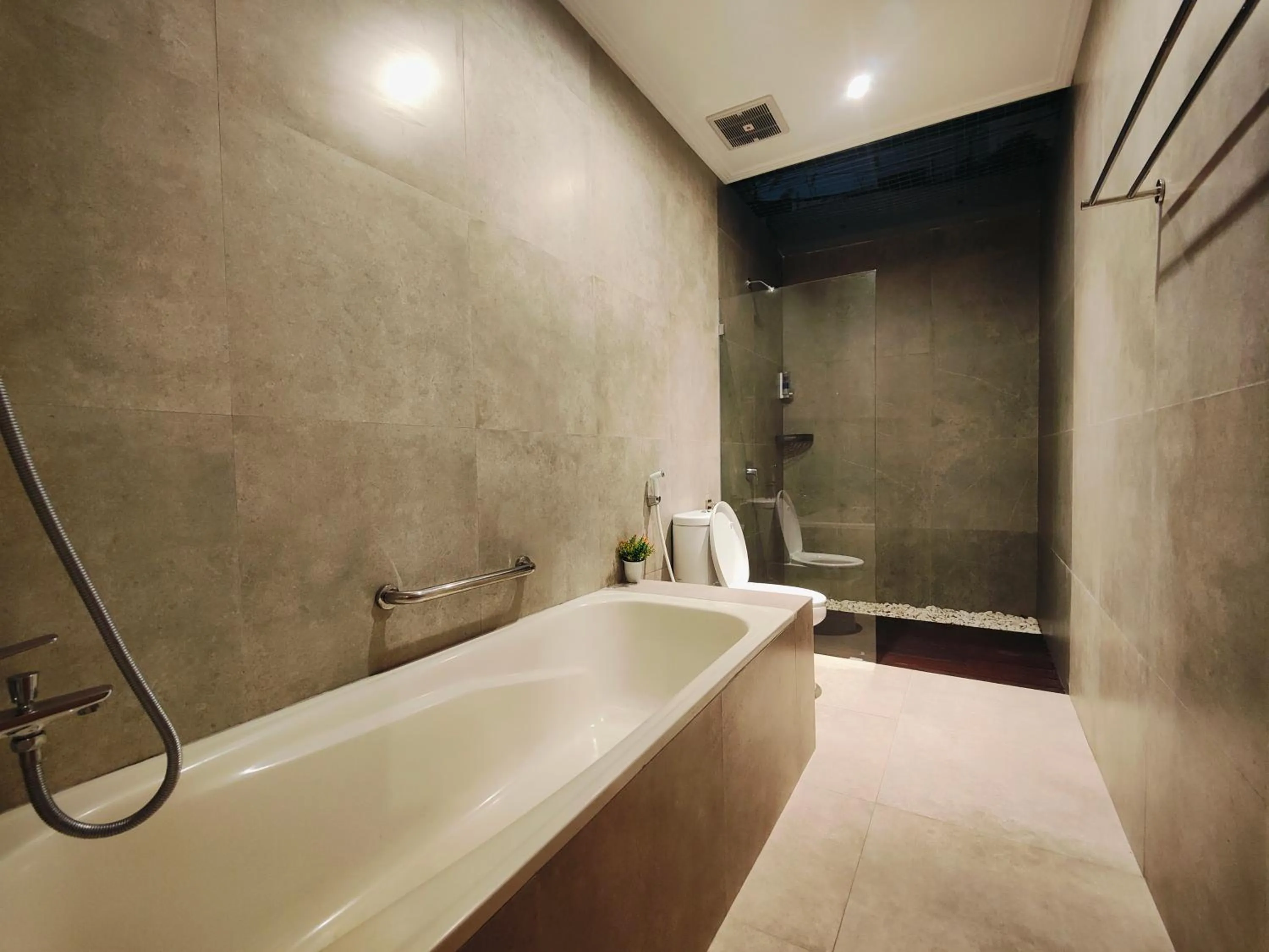 Shower in Rabasta Enjoy Kuta