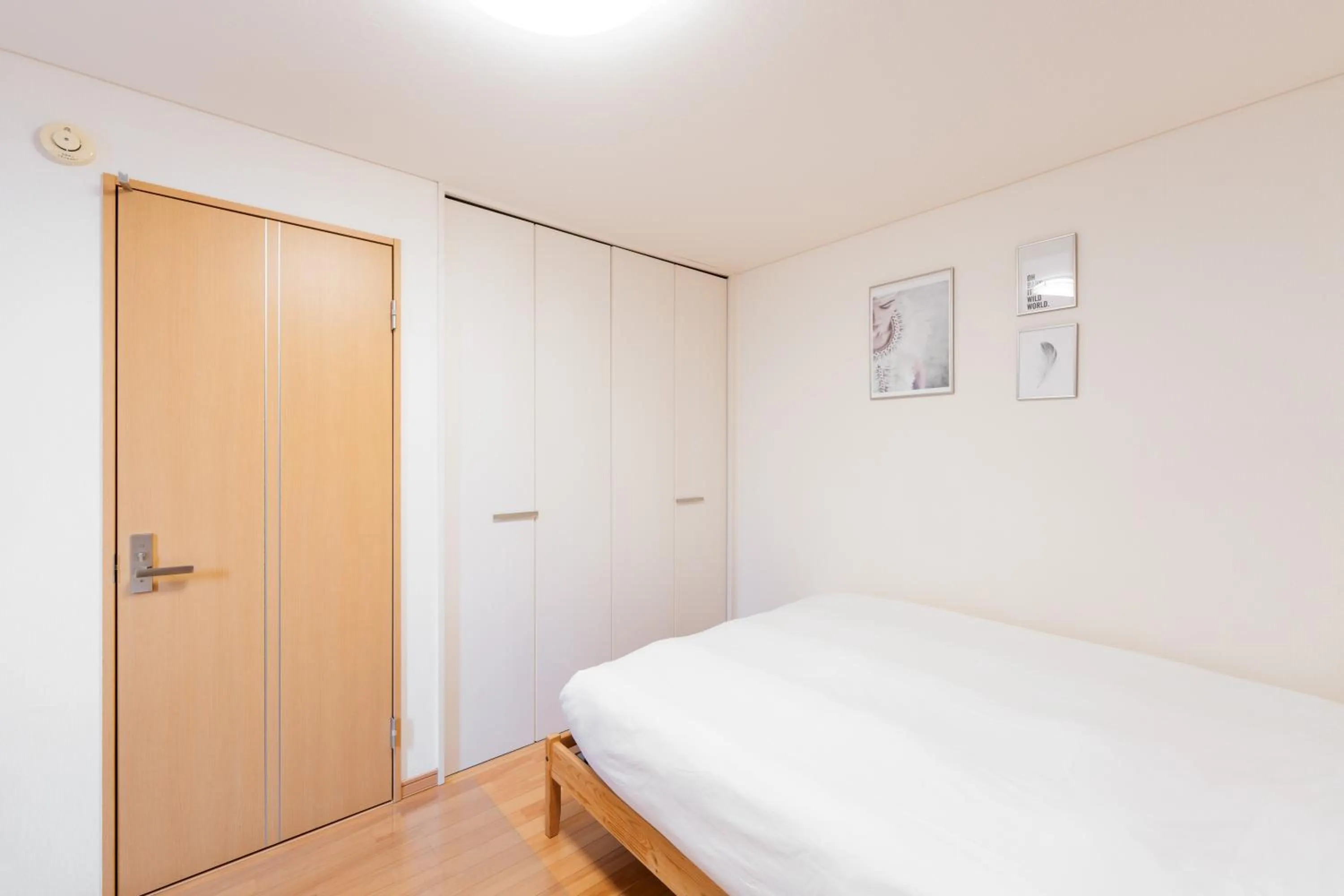 Bed in 東新宿徒歩2分 貸切最大7人 新宿 大久保 歌舞伎町近い 寝室3部屋