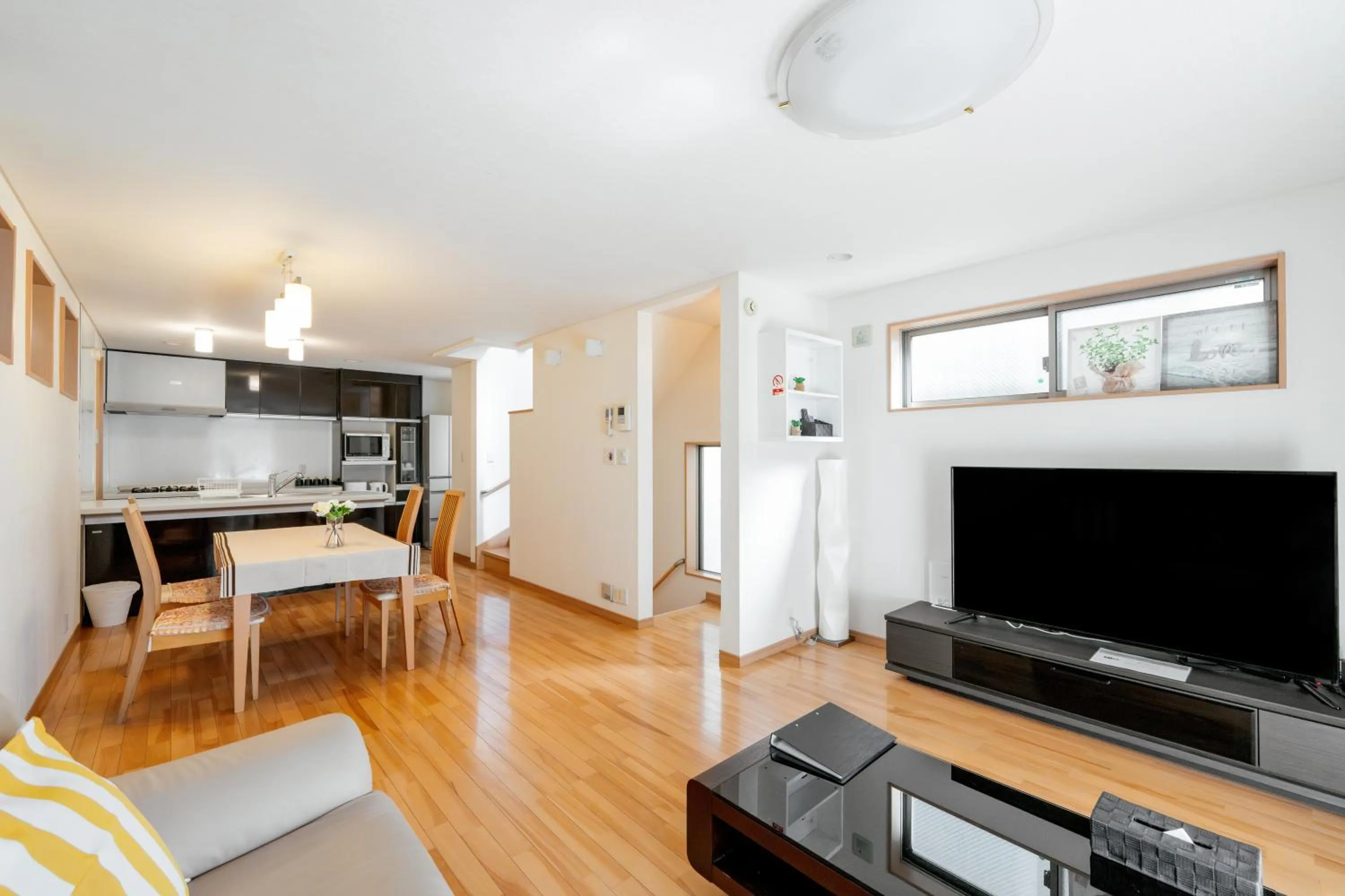 Living room in 東新宿徒歩2分 貸切最大7人 新宿 大久保 歌舞伎町近い 寝室3部屋