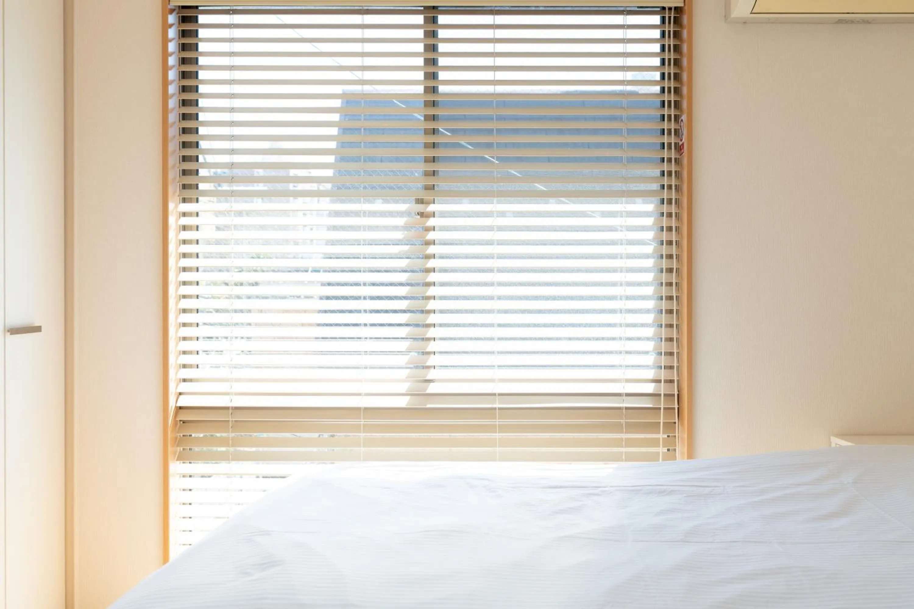 Bed in 東新宿徒歩2分 貸切最大7人 新宿 大久保 歌舞伎町近い 寝室3部屋