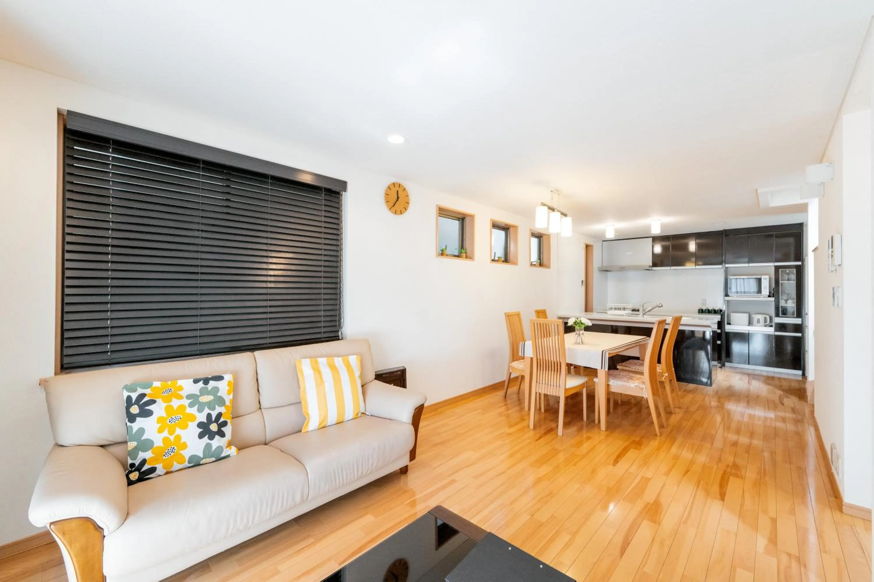 Living room in 東新宿徒歩2分 貸切最大7人 新宿 大久保 歌舞伎町近い 寝室3部屋