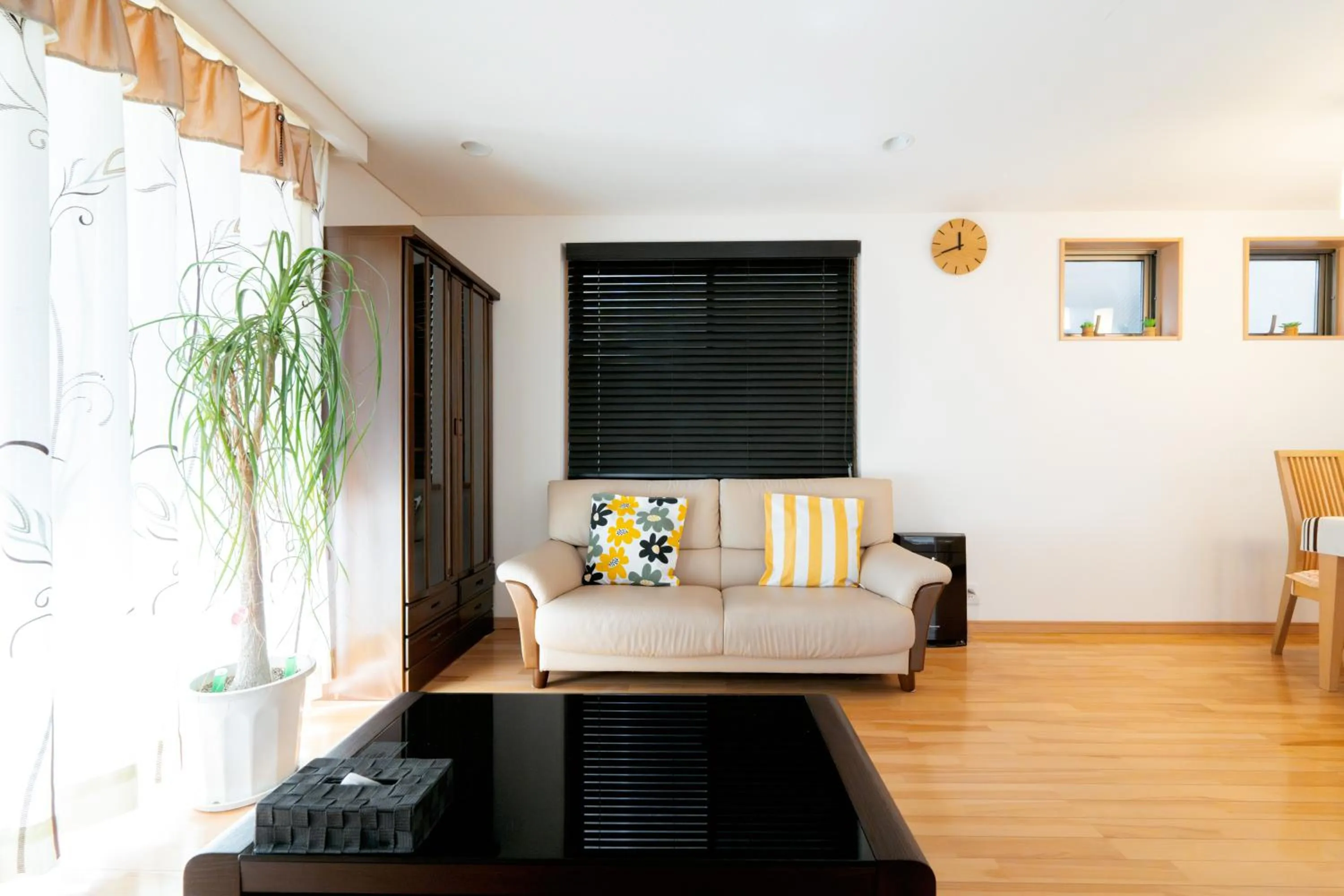 Living room, Bed in 東新宿徒歩2分 貸切最大7人 新宿 大久保 歌舞伎町近い 寝室3部屋