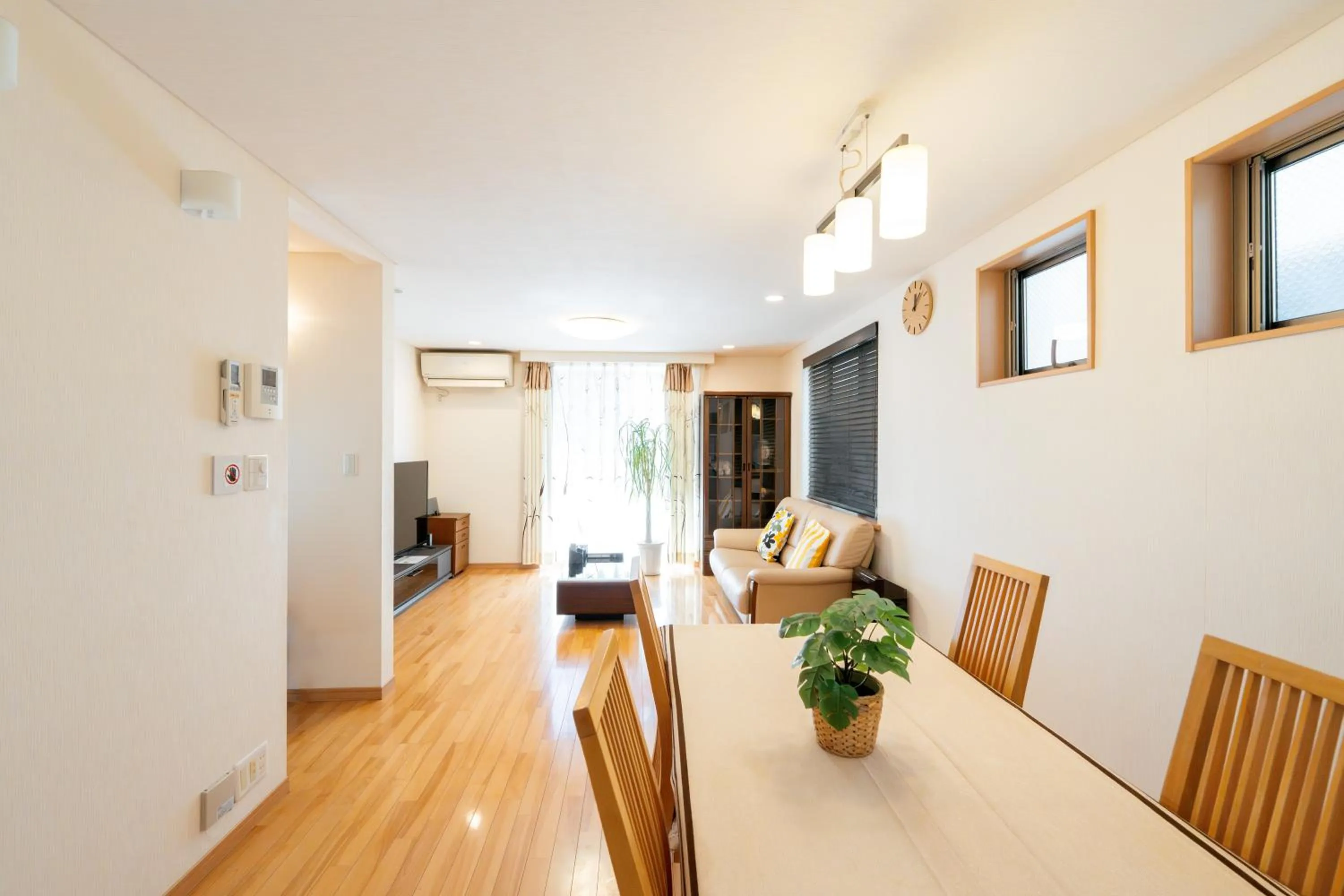 Dining area in 東新宿徒歩2分 貸切最大7人 新宿 大久保 歌舞伎町近い 寝室3部屋