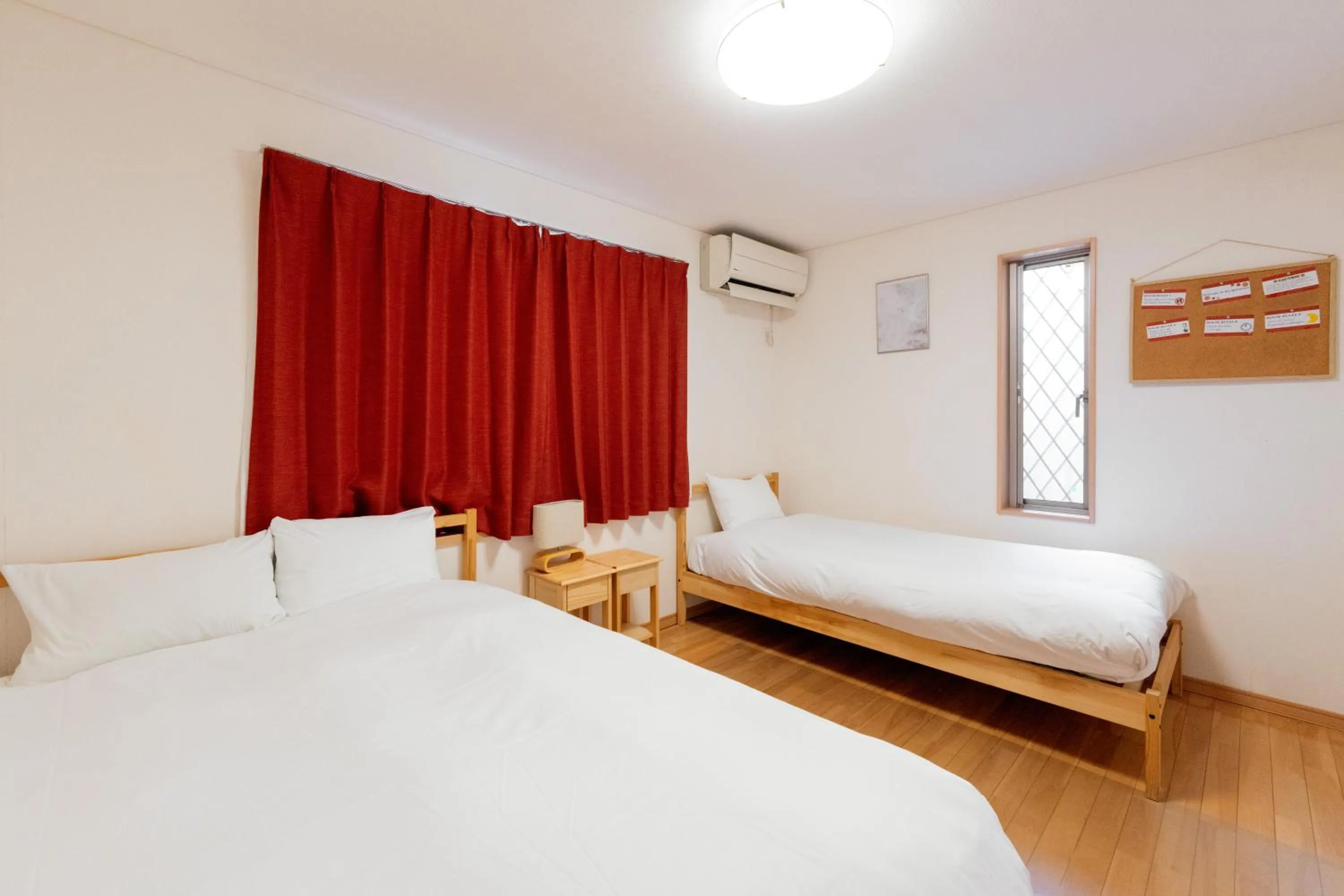 Bedroom, Bed in 東新宿徒歩2分 貸切最大7人 新宿 大久保 歌舞伎町近い 寝室3部屋