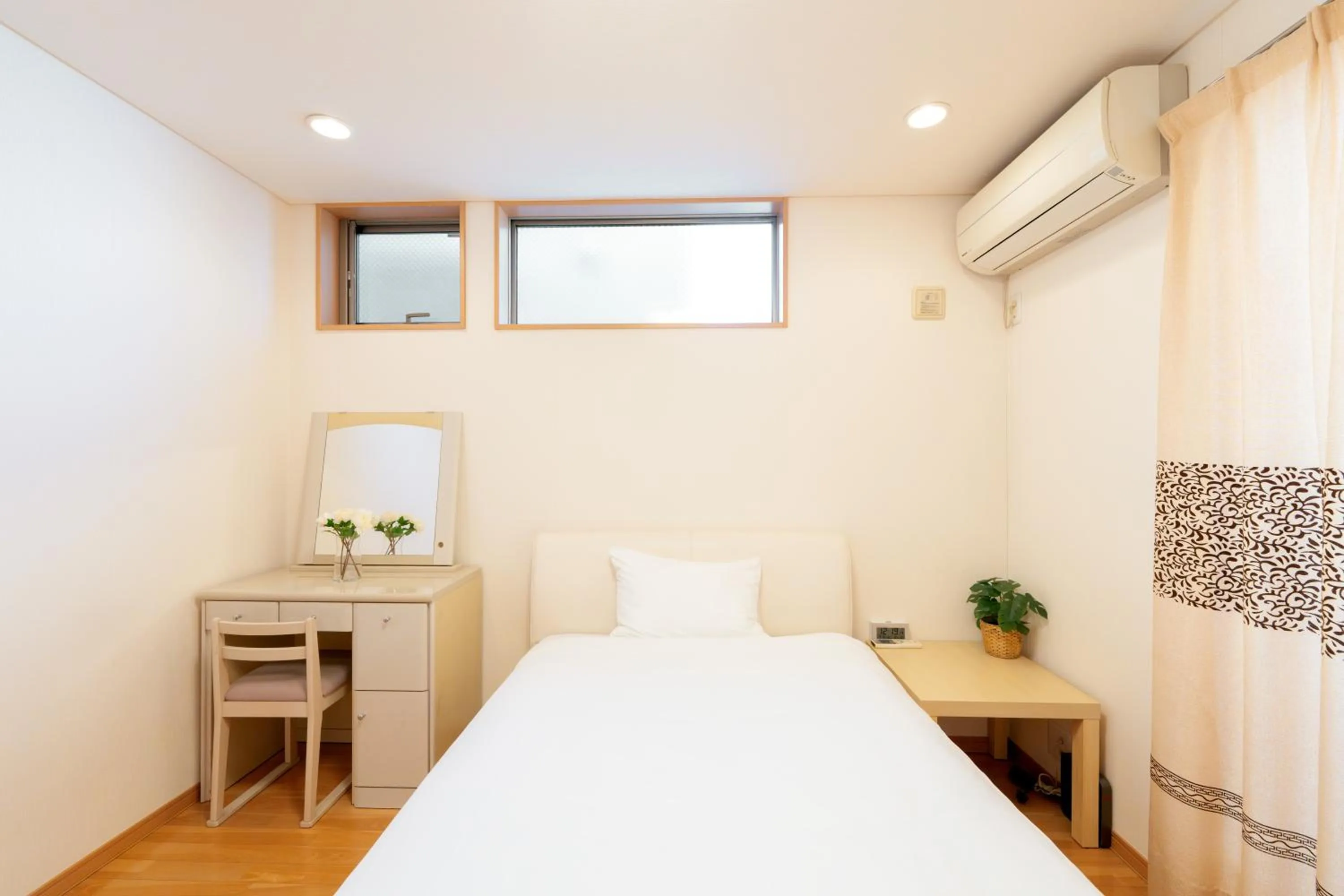 Bedroom, Bed in 東新宿徒歩2分 貸切最大7人 新宿 大久保 歌舞伎町近い 寝室3部屋