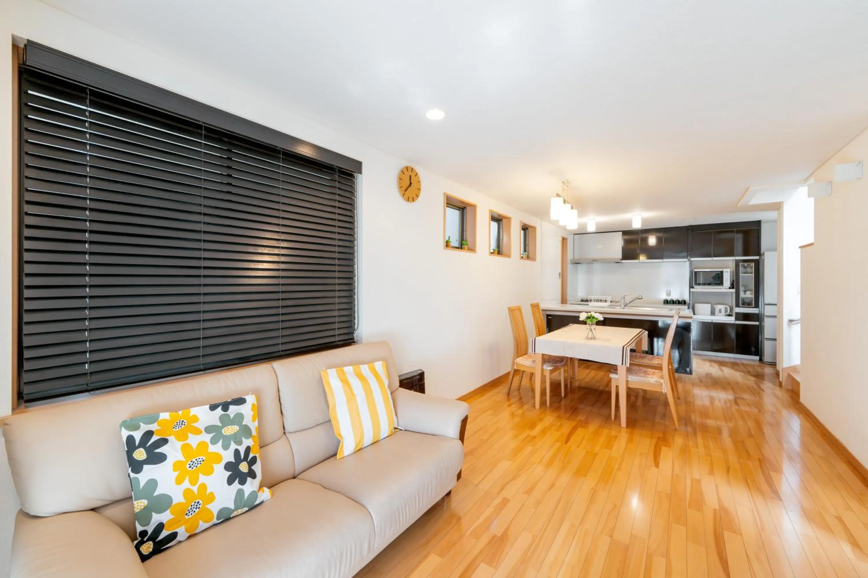 Living room in 東新宿徒歩2分 貸切最大7人 新宿 大久保 歌舞伎町近い 寝室3部屋