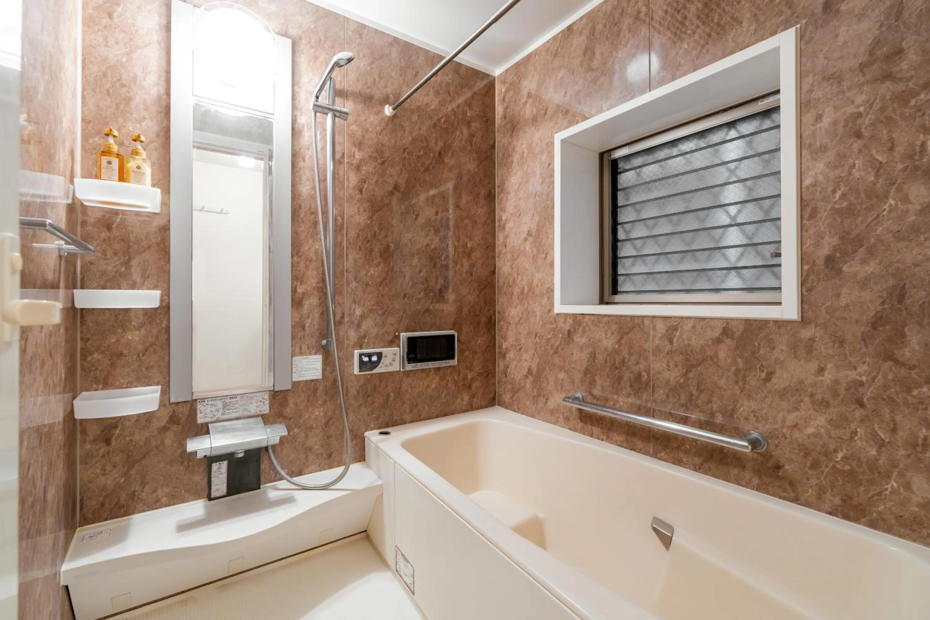 Shower in 東新宿徒歩2分 貸切最大7人 新宿 大久保 歌舞伎町近い 寝室3部屋