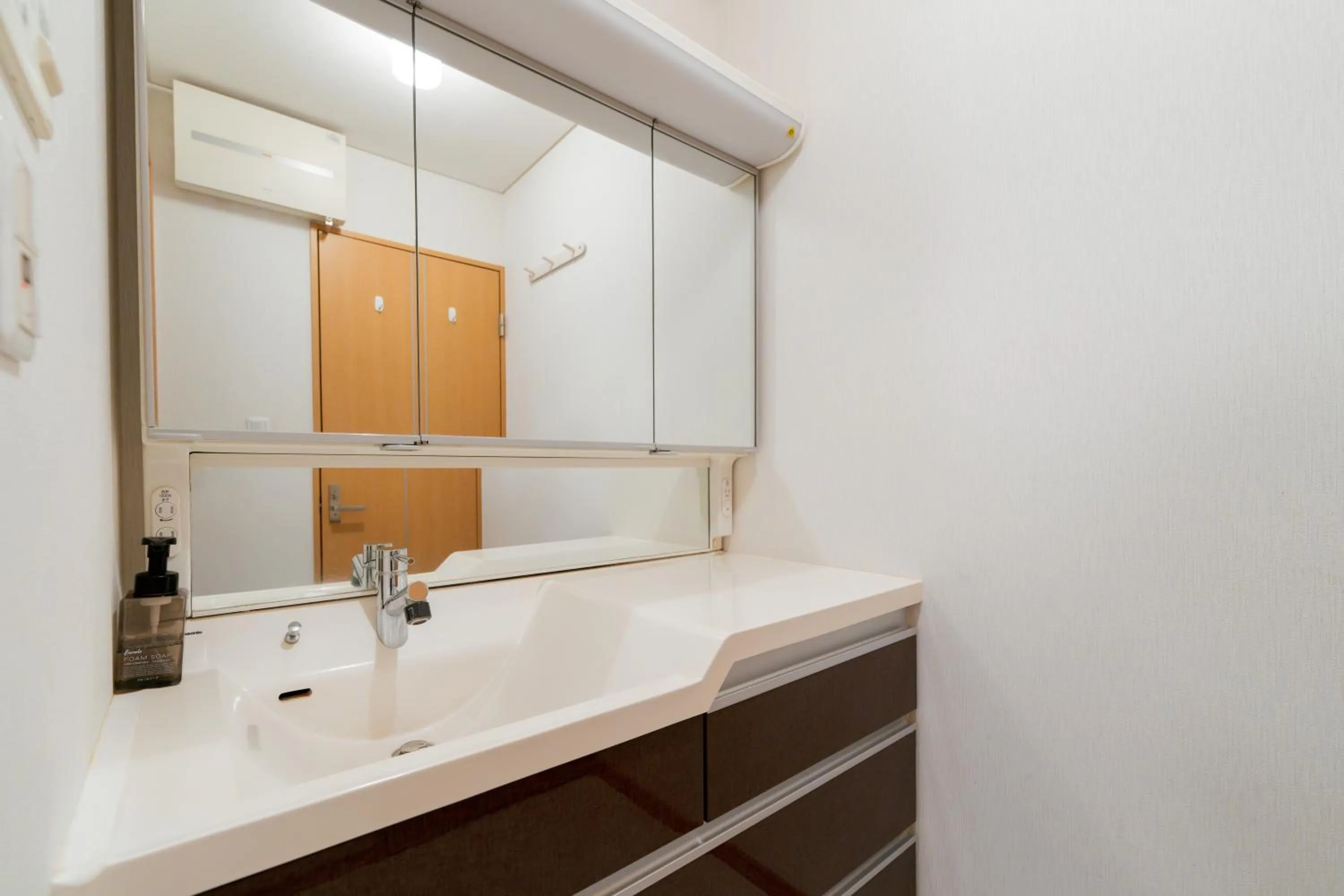 Bathroom in 東新宿徒歩2分 貸切最大7人 新宿 大久保 歌舞伎町近い 寝室3部屋