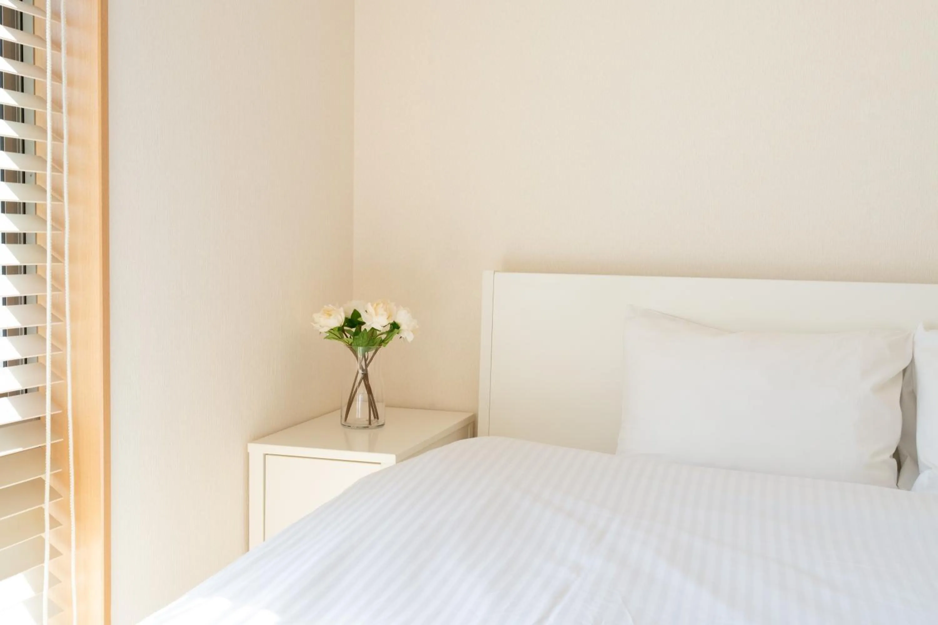 Bedroom, Bed in 東新宿徒歩2分 貸切最大7人 新宿 大久保 歌舞伎町近い 寝室3部屋